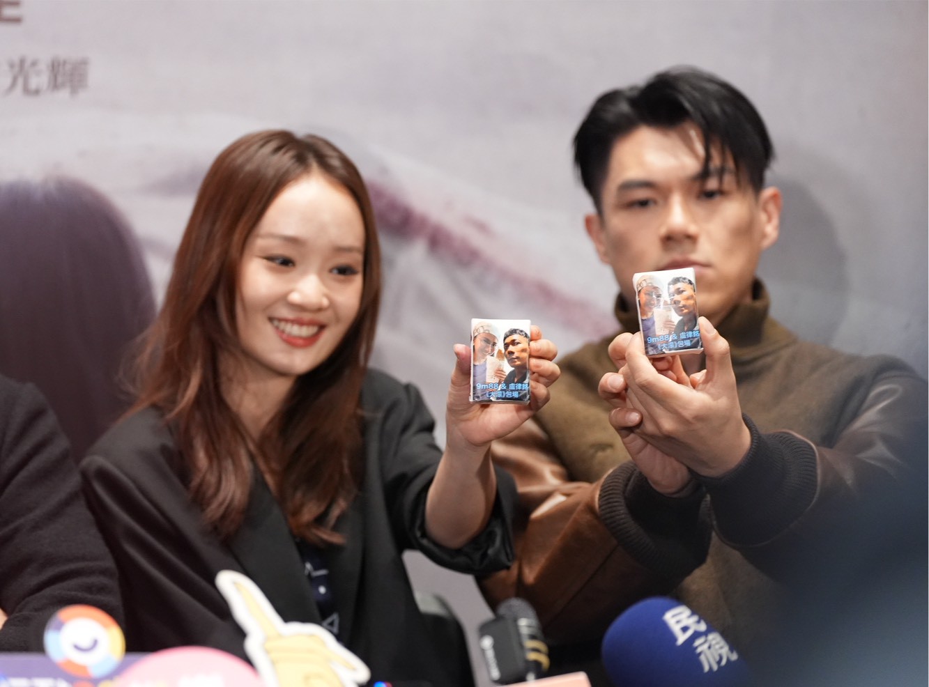 柯煒林（右）、方郁婷拿到9m88自製衛生紙。（圖／記者陳明中攝）