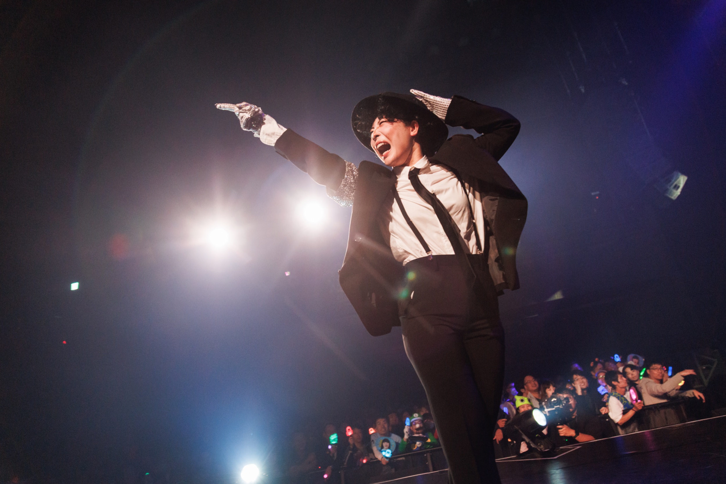 avantgardey穿上經典西裝與麥可傑克森致敬。(圖/Bin Live Entertainment提供)