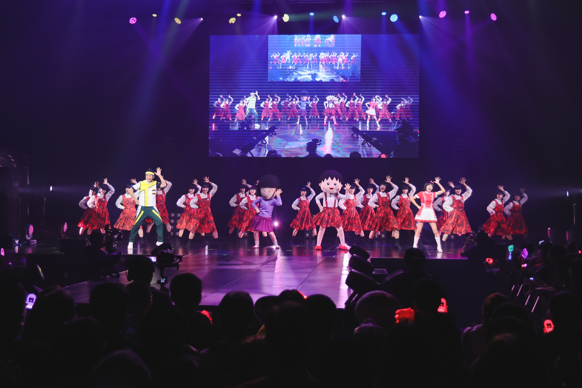 香蕉哥哥、草莓姐姐與avantgardey一起熱跳櫻桃小丸子主題曲。(圖/Bin Live Entertainment提供)