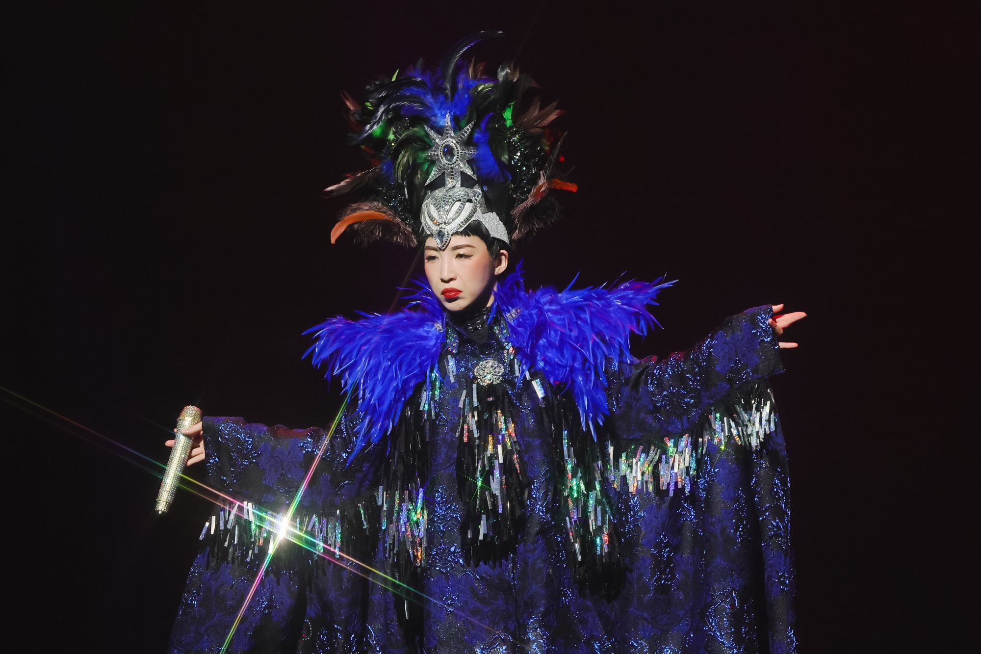 avantgardey成員NONA化身美川憲一 變裝詮釋演歌舞台。(圖/Bin Live Entertainment提供)