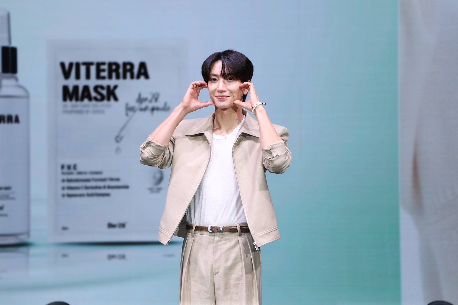 利特再抵台難忘粉絲E.L.F.無人機應援　連肩膀都滑嫩現場大方脫