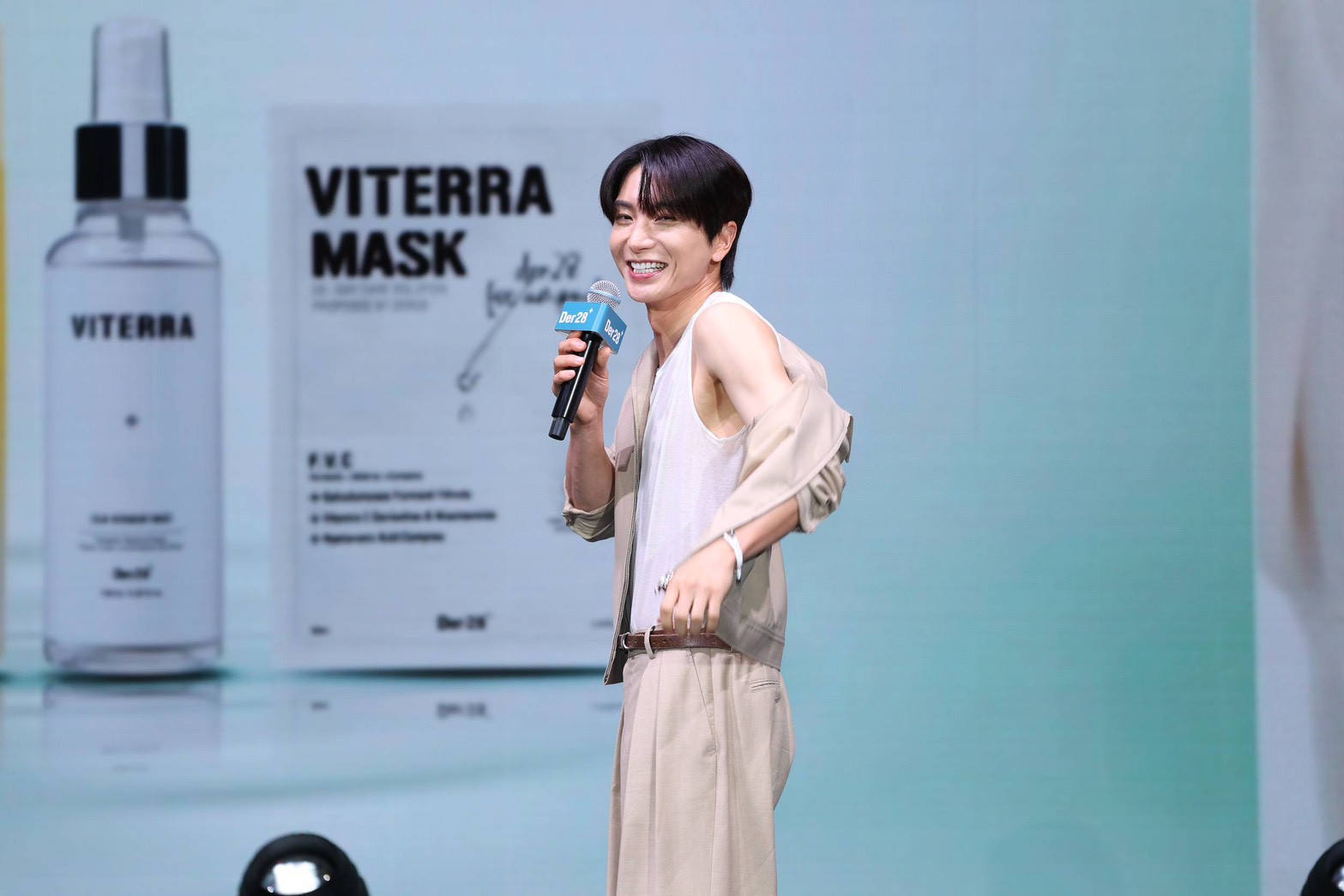 造型師驚訝利特的肩膀非常滑。(圖/記者王人傑攝)