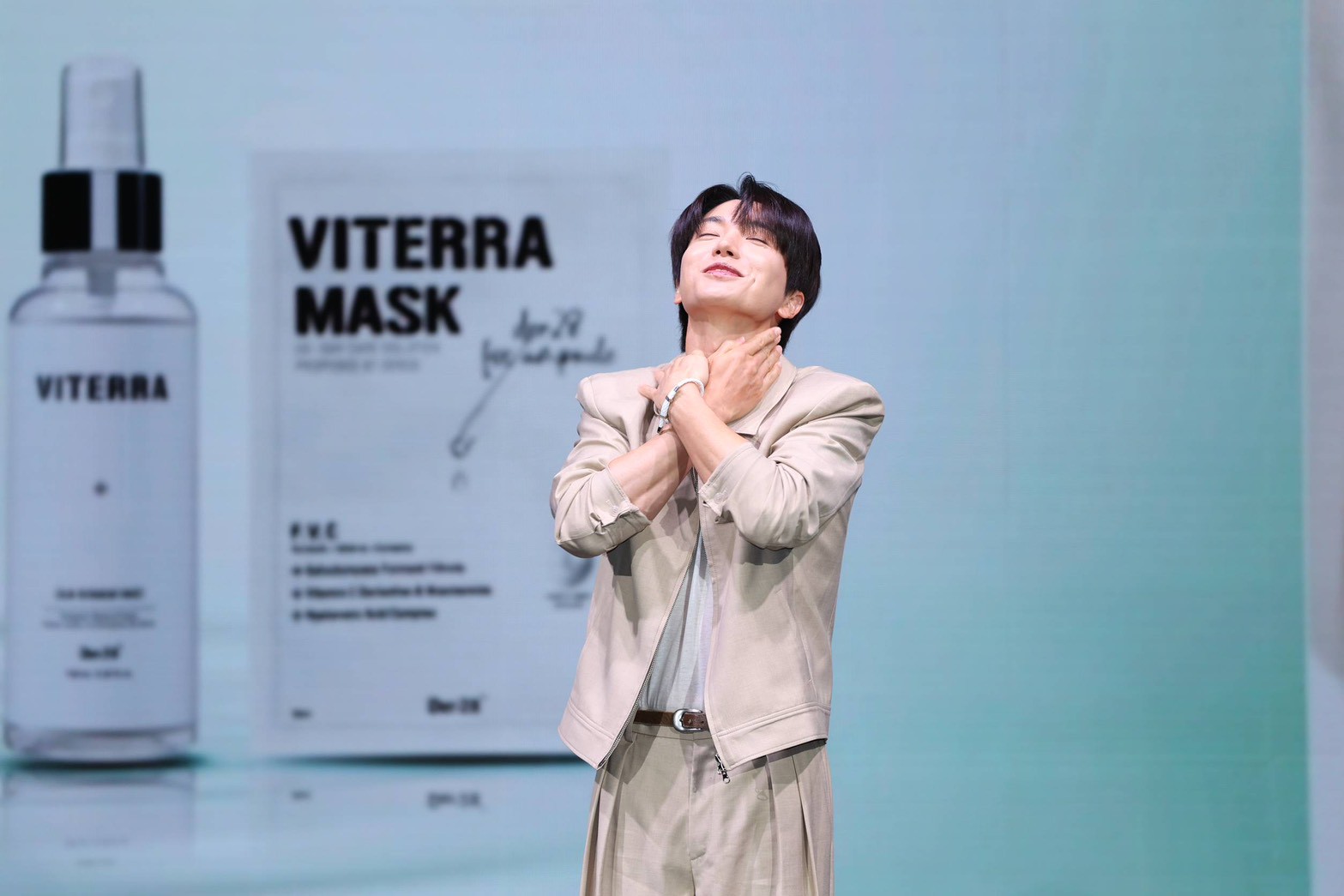 利特現場表演護膚。(圖/記者王人傑攝)