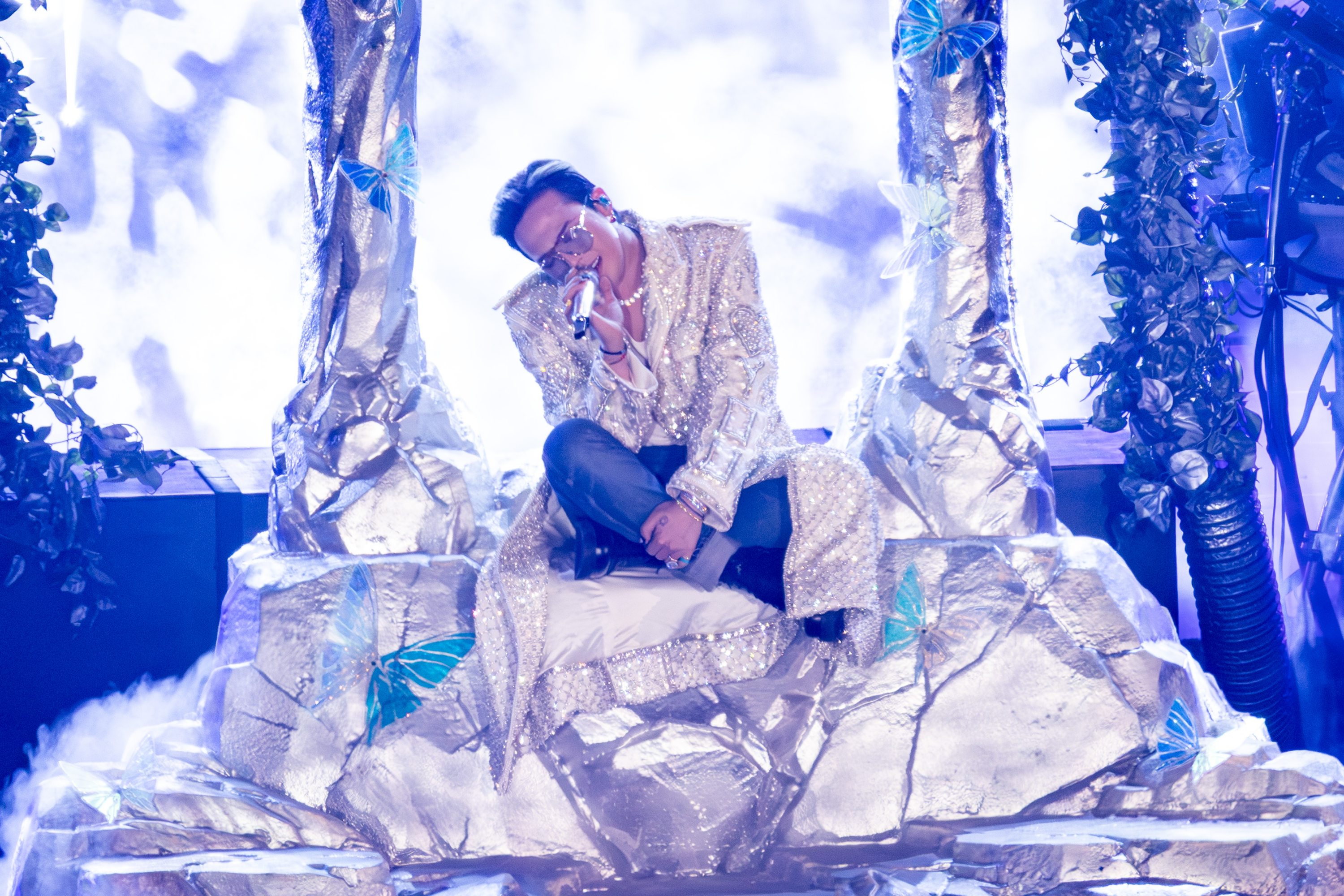 直擊／GD大巨蛋甜蜜撩粉「跟我回家！」  舞台出意外耳機掉縫隙狂拉