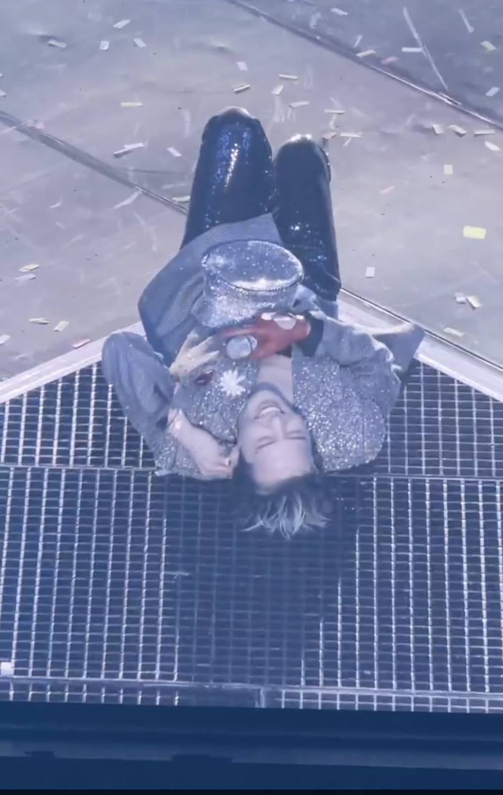 GD躺在舞台上,耳機卻不小心卡進舞台縫隙。(圖/讀者提供)