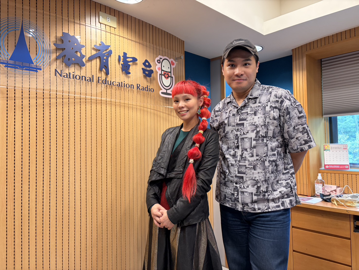 許哲珮和主持人巫巴克大聊水晶。(圖/巫巴克提供)