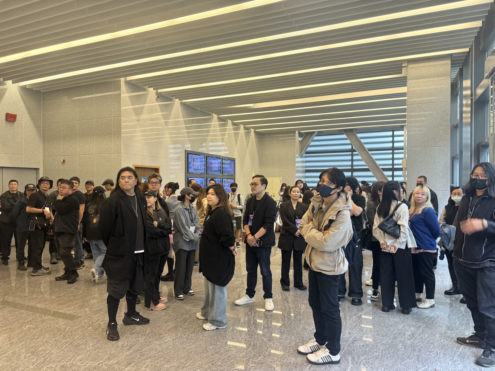 《宇宙啦啦隊》10月底錄影時遇上火警，現場疏散照曝光。（圖／讀者提供）