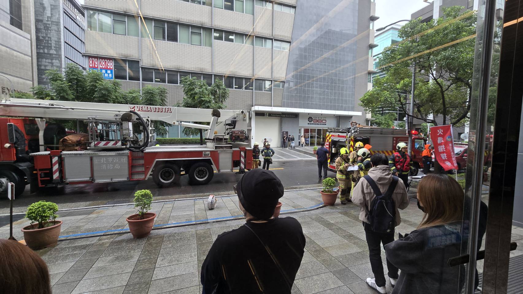 《宇宙啦啦隊》10月底錄影時遇上火警，現場來了多輛消防車。（圖／讀者提供）