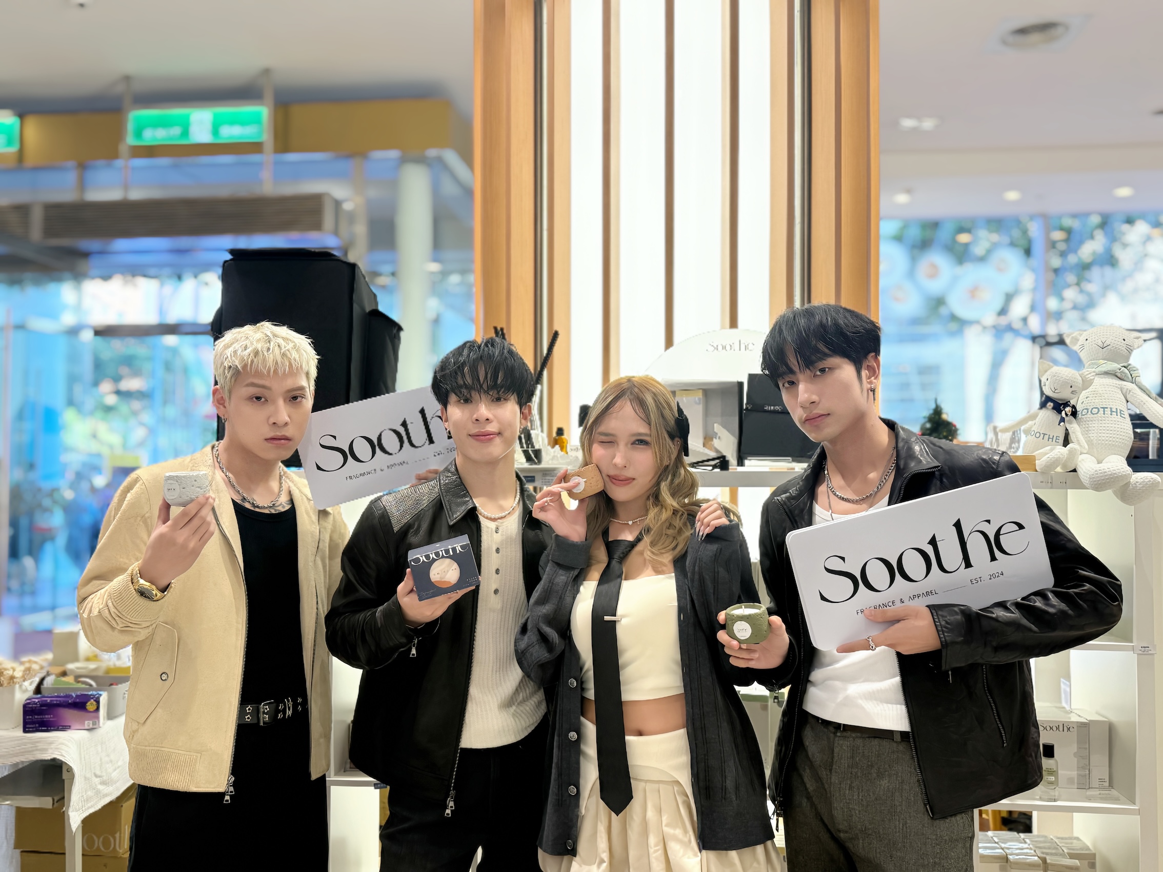 混聲團體擔任一日店長　粉絲喊：行走香氛人形立牌