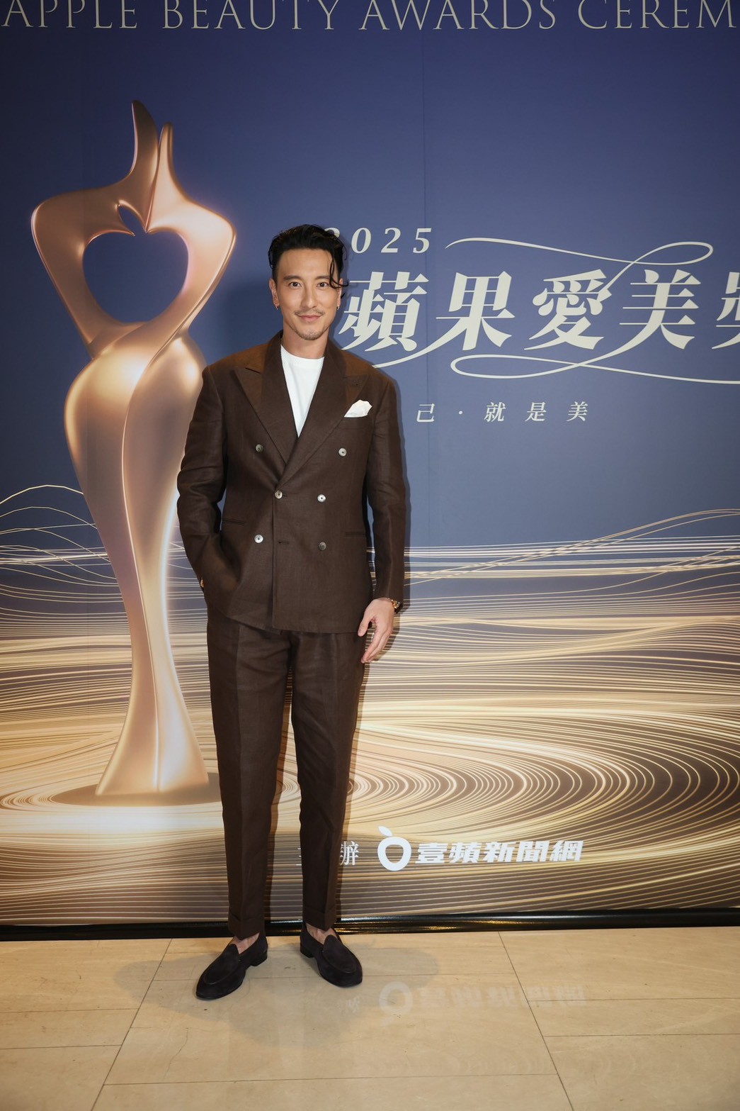 王陽明今天穿著一身大地色西裝,內搭白色T-shirt,帥氣亮相。(圖/記者王人傑攝影)