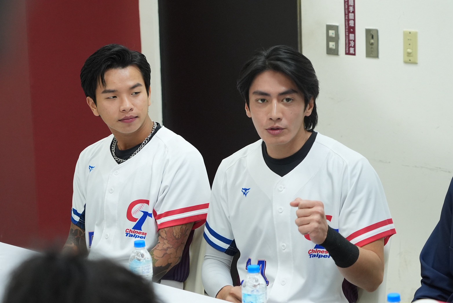 陳泰河、宋柏緯有自信跟球員本人像。（圖／許方正攝）