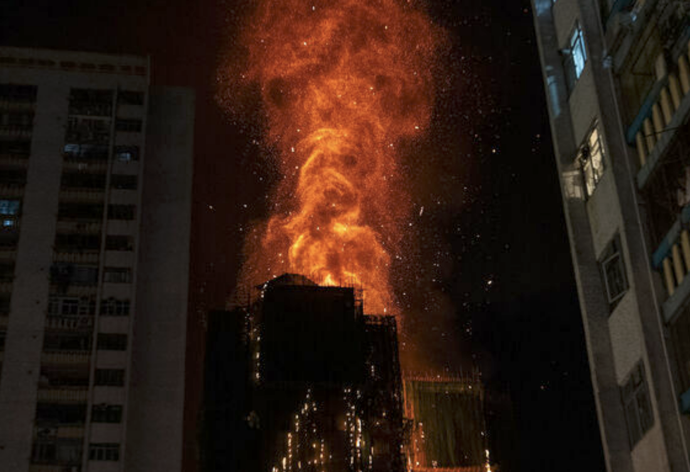 香港新界大埔宏福苑住宅大樓火災死傷慘重。(圖/AP NEWS)