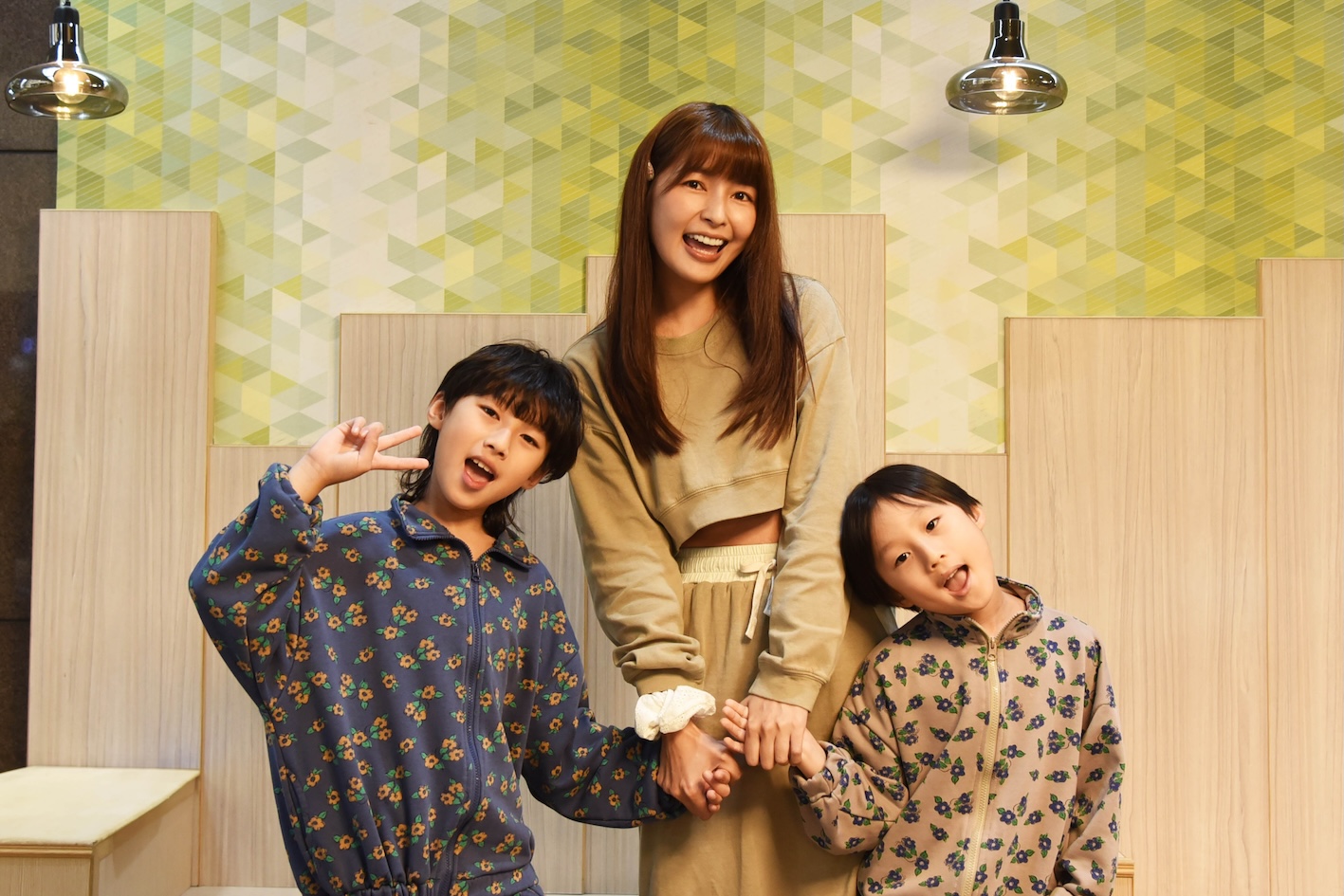 林舒語（中）與大兒子多多（左）、二兒子圈圈手牽手走進劇場。（圖／夢田影像提供）