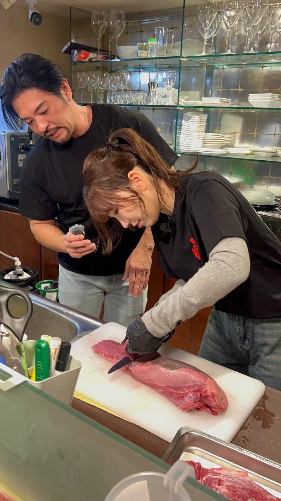 《日本女生愛台灣》主持人麻由挑戰切牛舌。（圖／緯來綜合台提供）