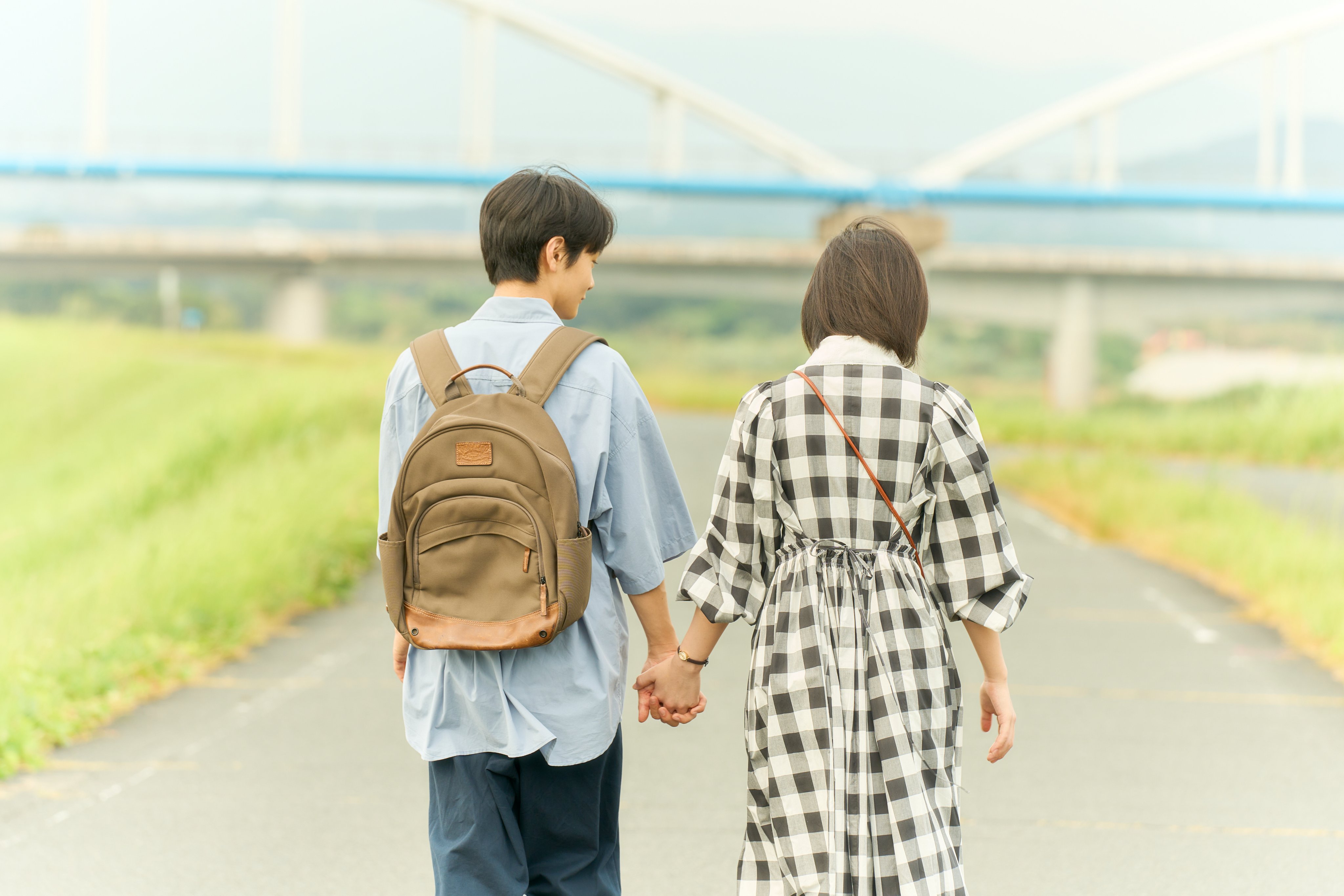 當真亞美、齋藤潤拍《草莓月亮：餘命半年的約定》牽手戲直呼心動。（圖／中影提供）