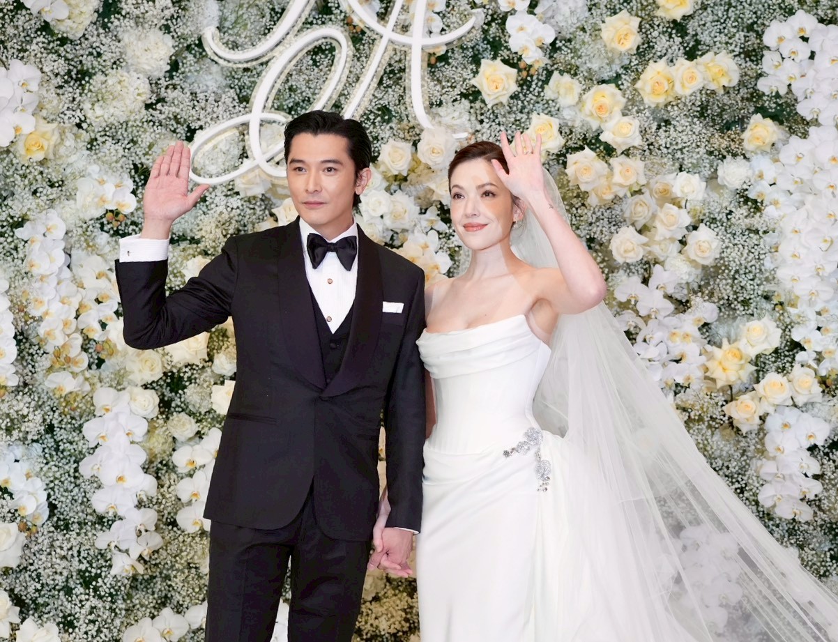 邱澤(左)和許瑋甯這pose像是王子和王妃在揮手。(圖/記者陳明中攝)