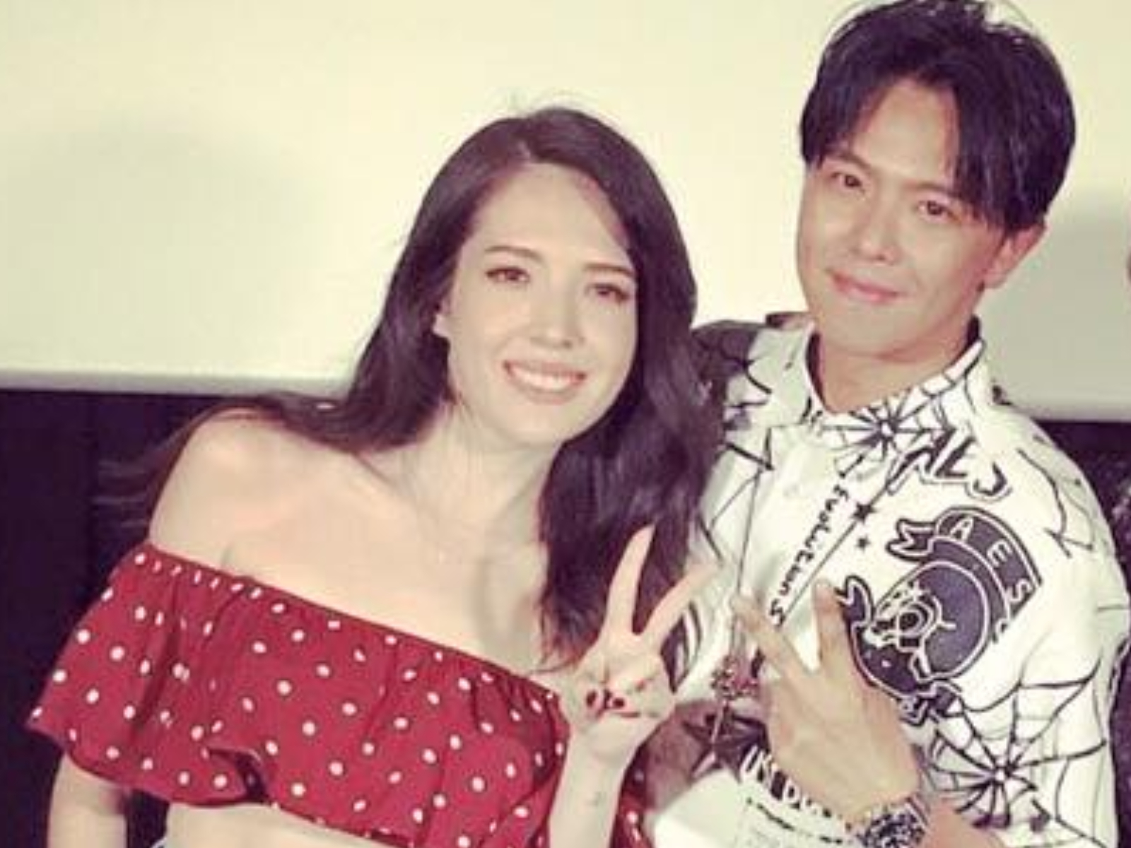 許瑋甯(左)和小鬼是華岡幫之友。(圖/翻攝小鬼臉書)