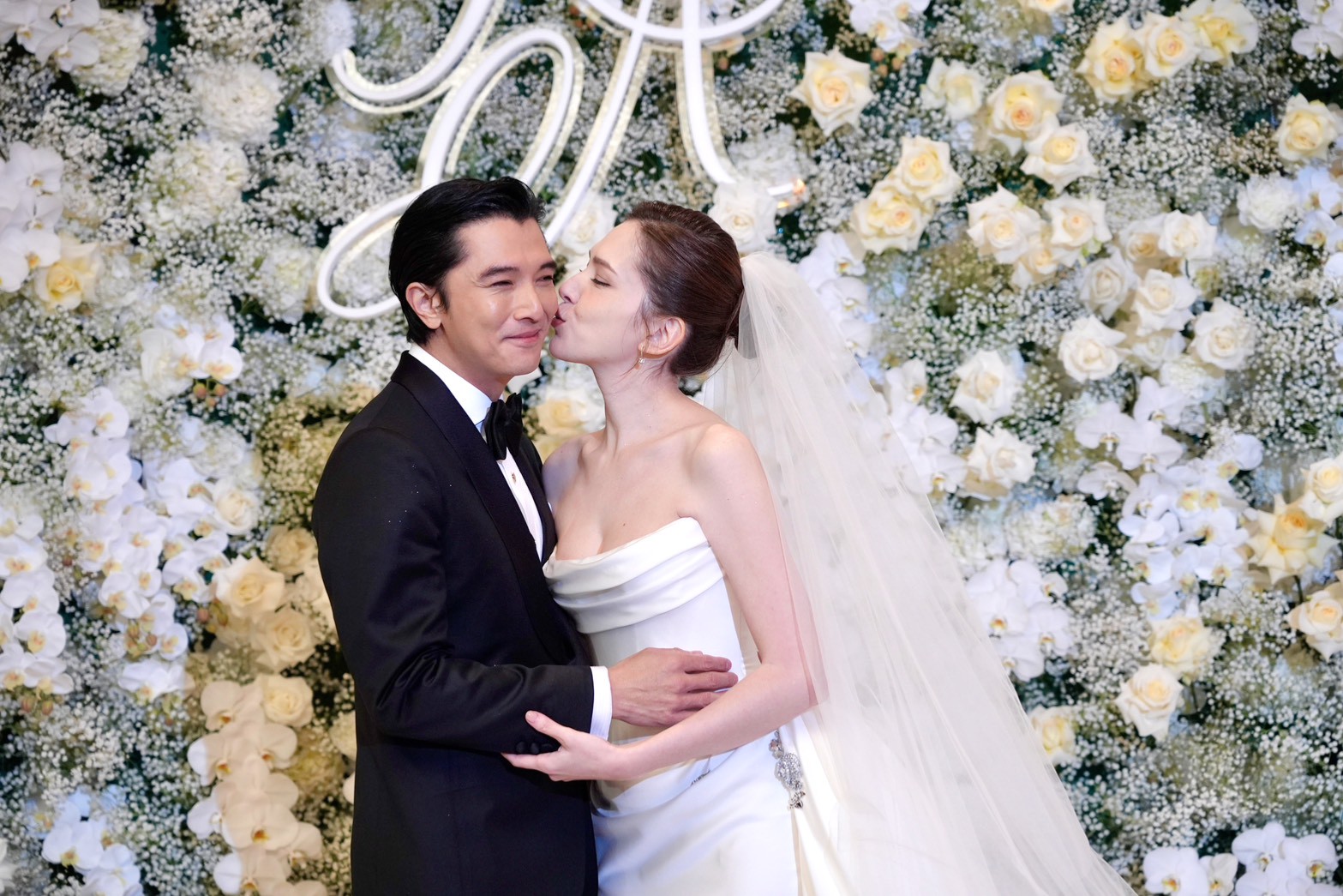 許瑋甯(右)親吻邱澤,甜蜜蜜。(圖/記者陳明中攝)