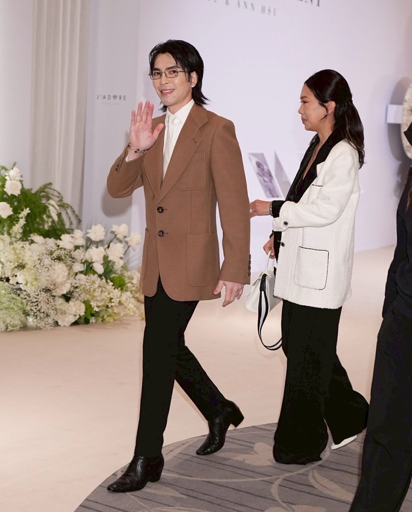 蕭敬騰（左）和Summer從容進場。（圖／記者陳明中攝）