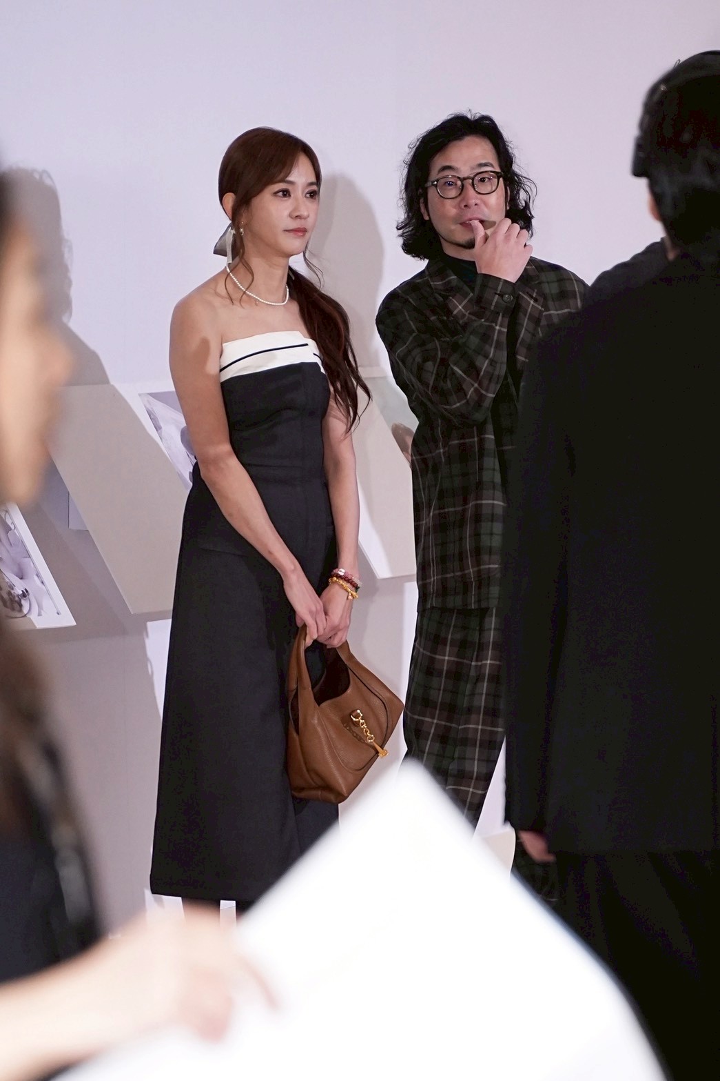 陳意涵（左）和老公許富翔在旁等拍照。（圖／記者陳明中攝）