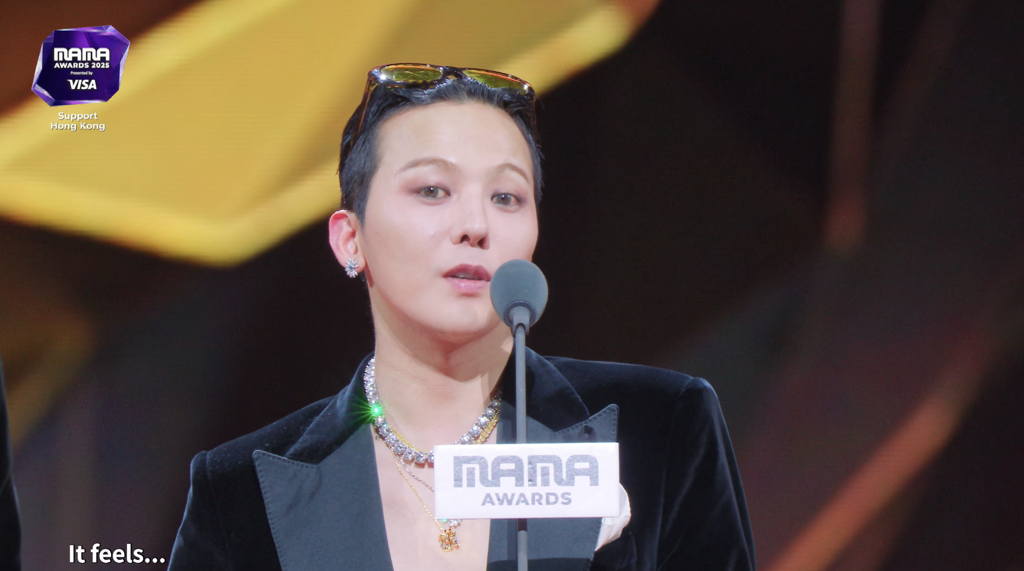 GD抱回年度藝人大獎，忍不住哽咽。（圖／翻攝自Mnet）