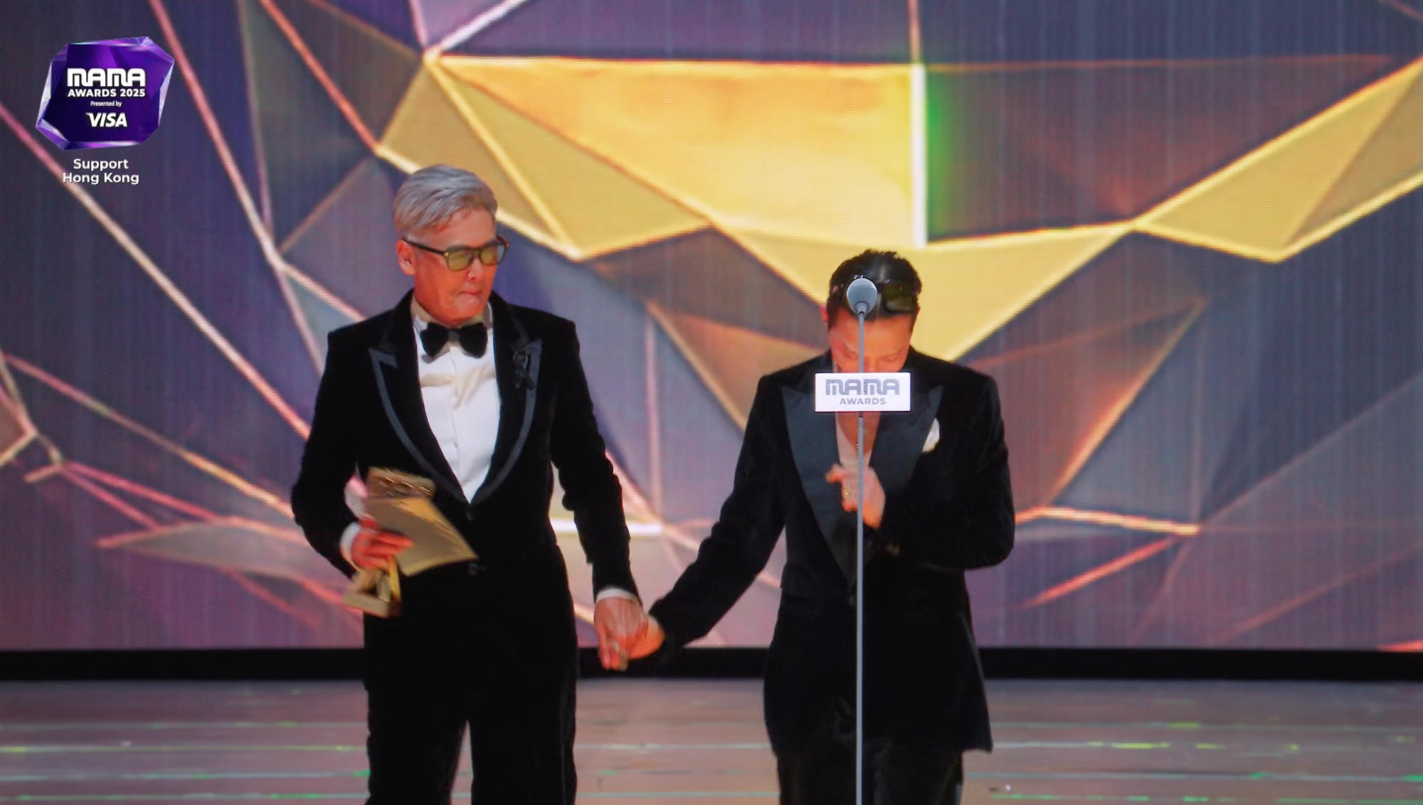 周潤發頒獎給GD，兩人牽手跳起〈TOO BAD〉。（圖／翻攝自Mnet）