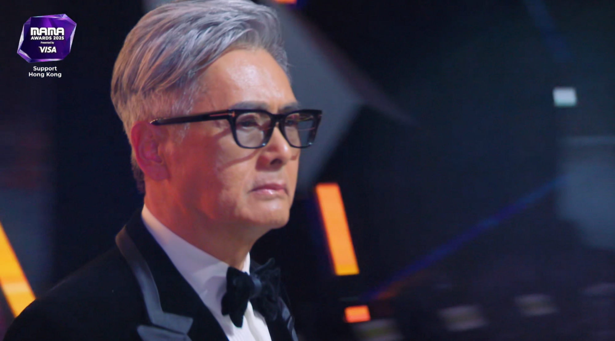 周潤發以一頭白髮現身MAMA。（圖／翻攝自Mnet）