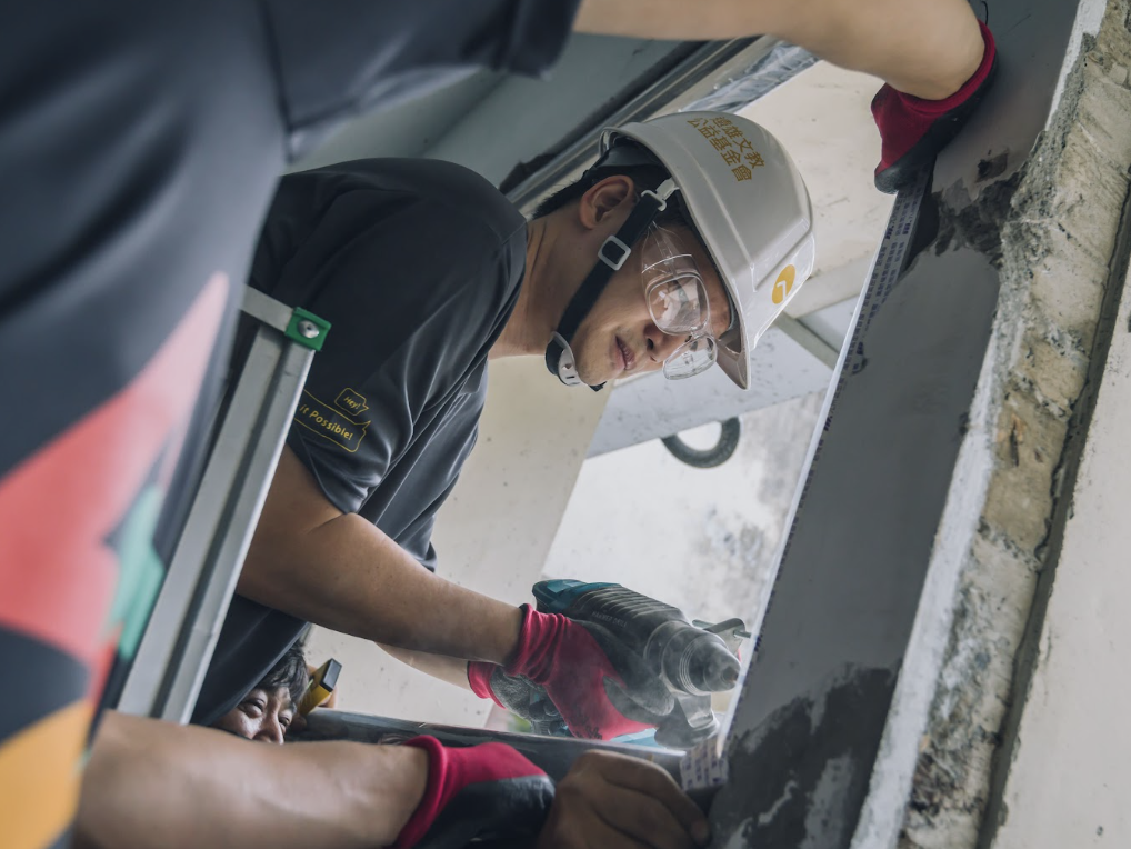 遠雄志工修理氣窗。(圖/遠雄提供)