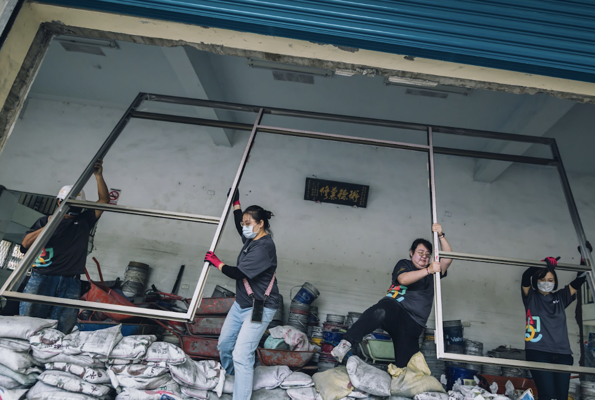 遠雄志工安裝新大門。(圖/遠雄提供)