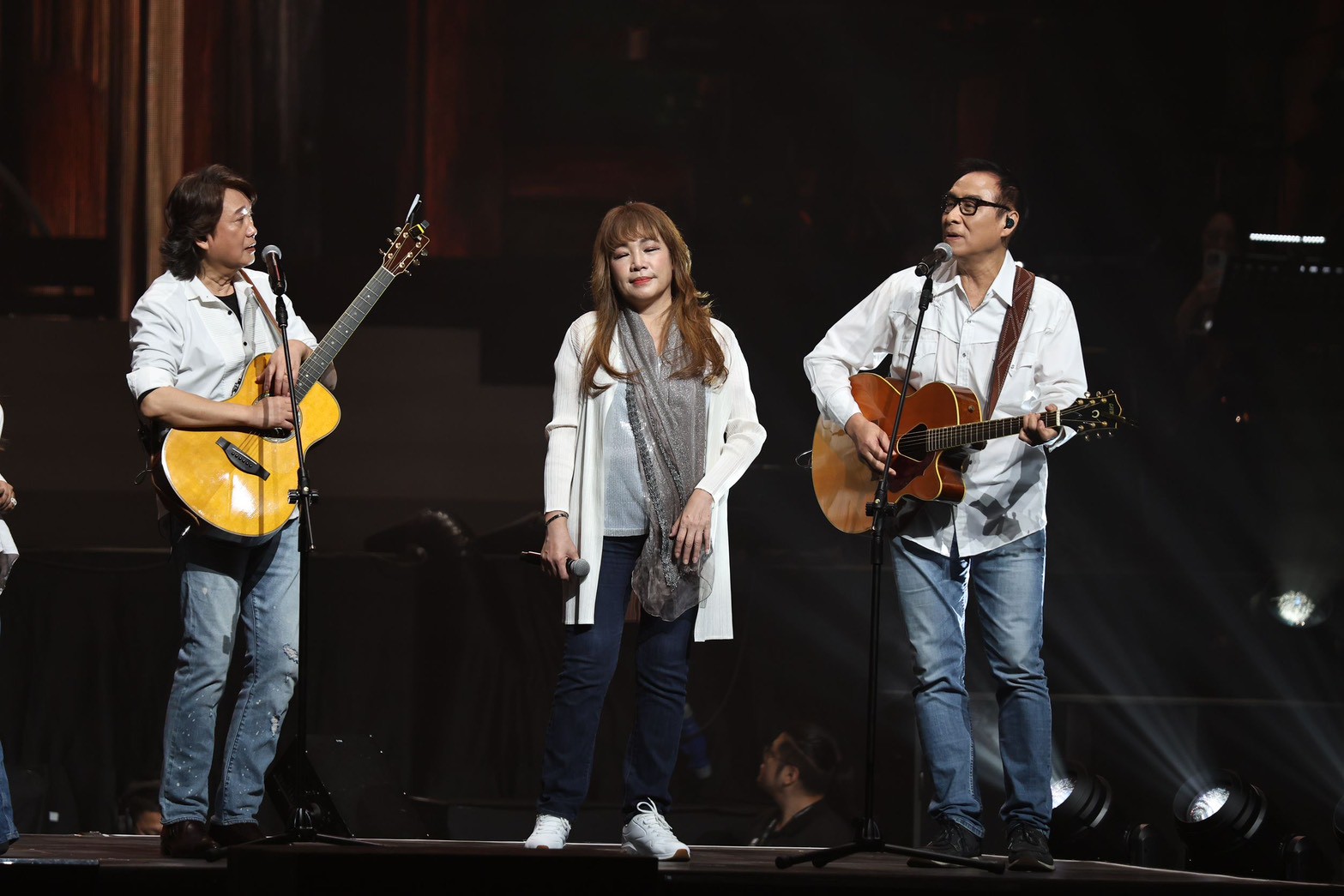 周治平、王海玲、王瑞瑜擺動著身體。（圖／記者王人傑攝）