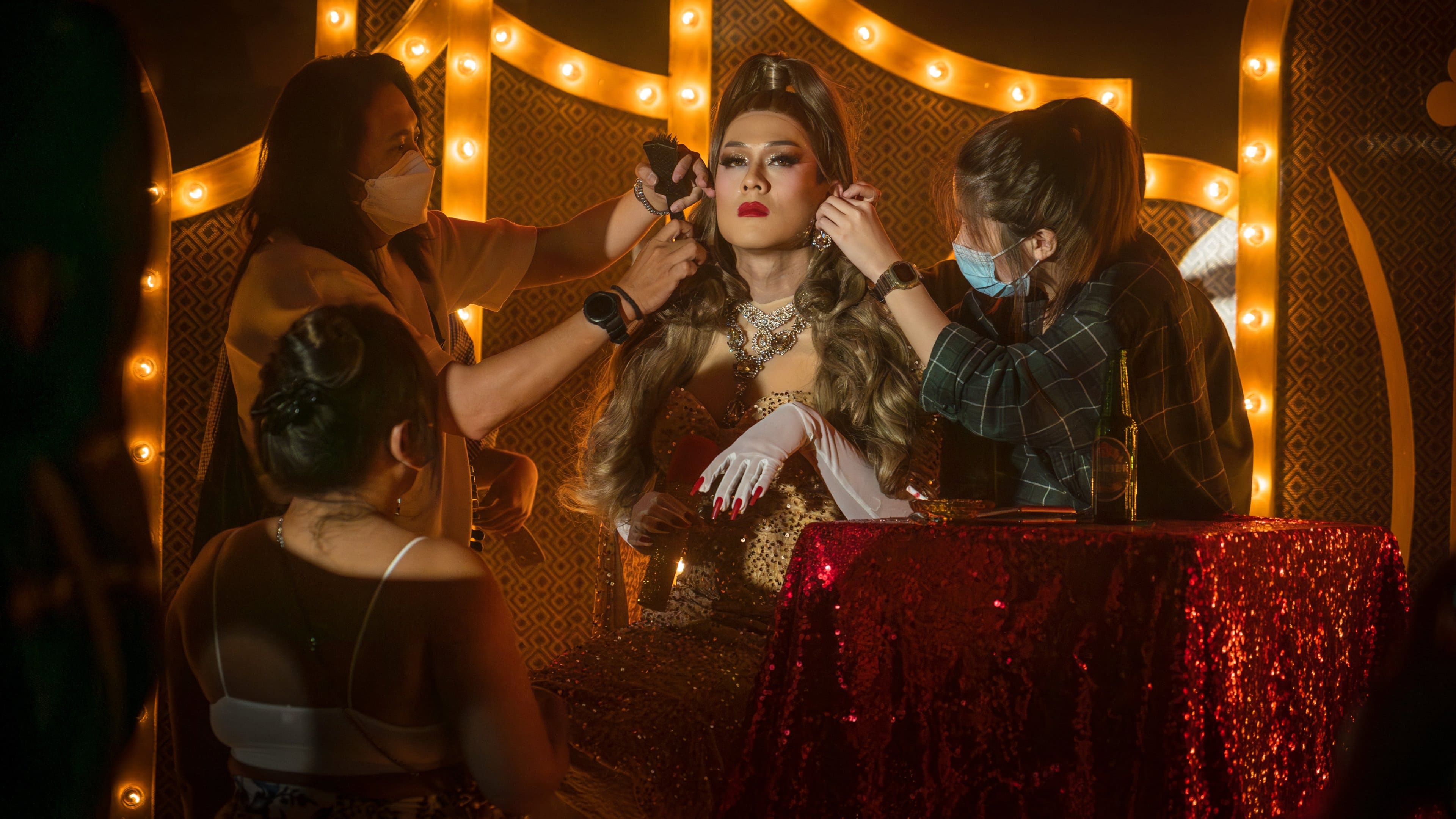 許瑞奇演出《好孩子》挑戰變裝皇后，脫口秀造型花了3小時才完成。（圖／甲上提供）