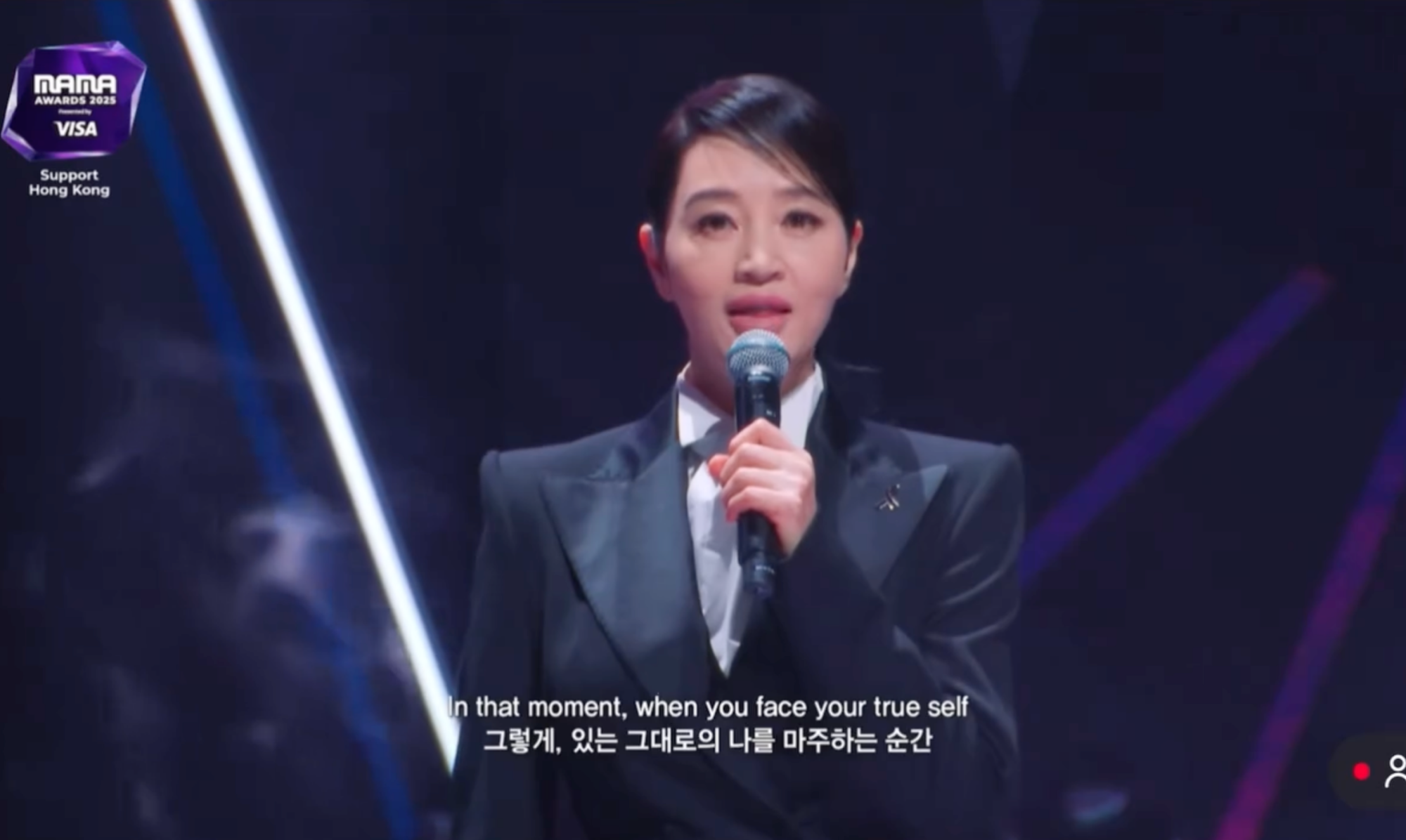 影后金憓秀擔任MAMA主持人，以黑西裝登場。（圖／翻攝自Mnet）