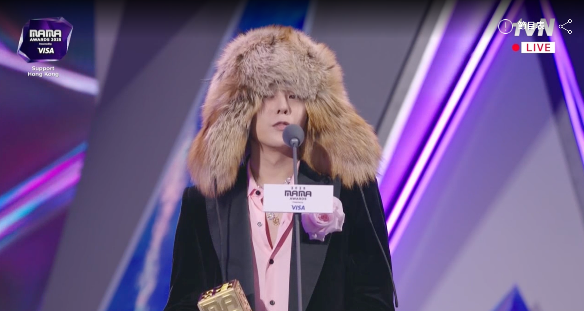 G-Dragon從好友手中李洙赫手中抱回「最佳男藝人」獎。（圖／翻攝自Mnet）