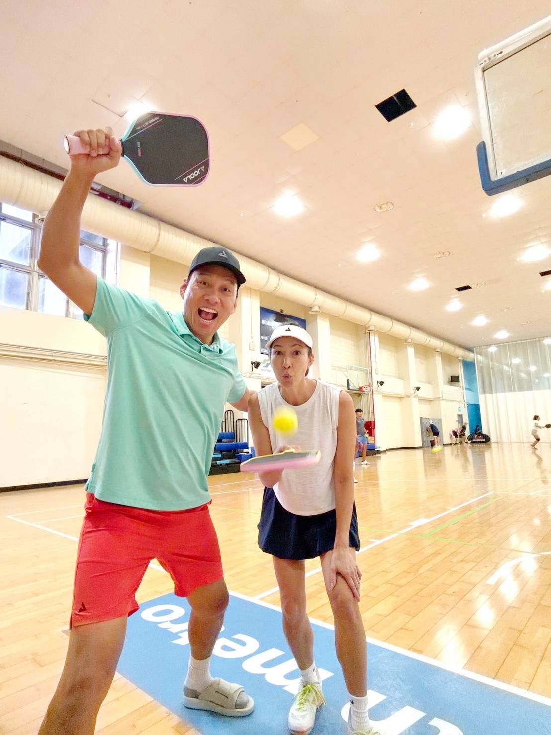李詠嫻(右)找艾力克斯一起打匹克球。(圖/艾迪昇傳播提供)