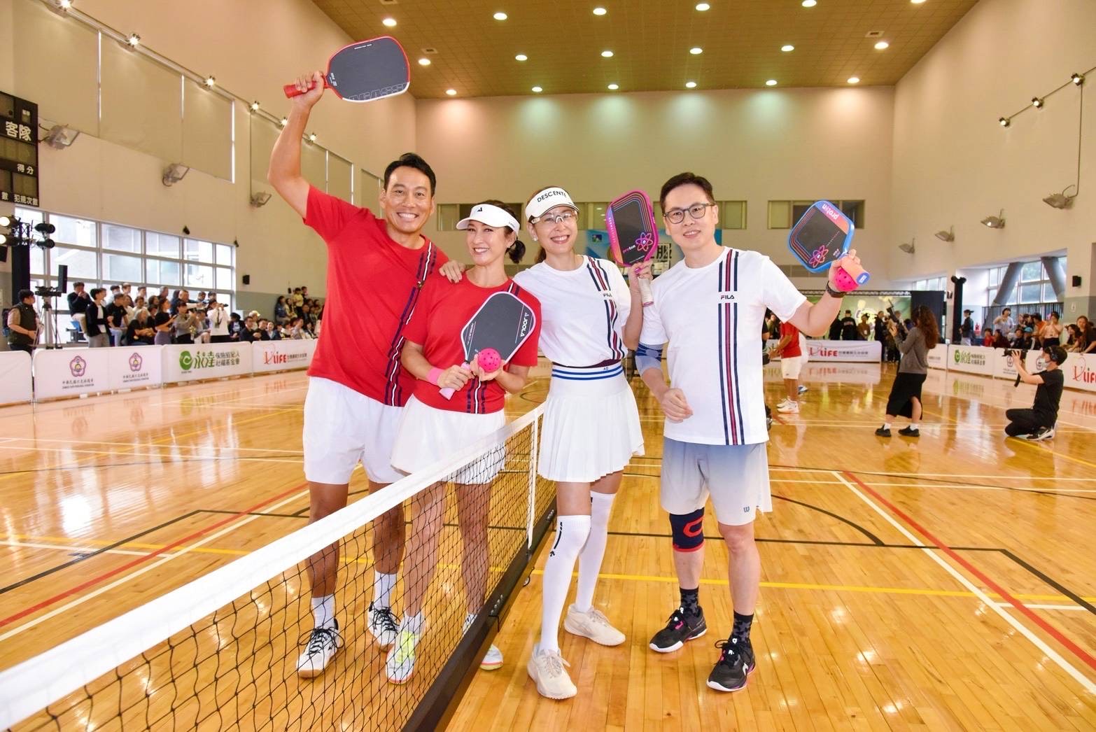 艾力克斯(左起)、李詠嫻PK掉賈永婕、王兆杰。(圖/艾迪昇傳播提供)