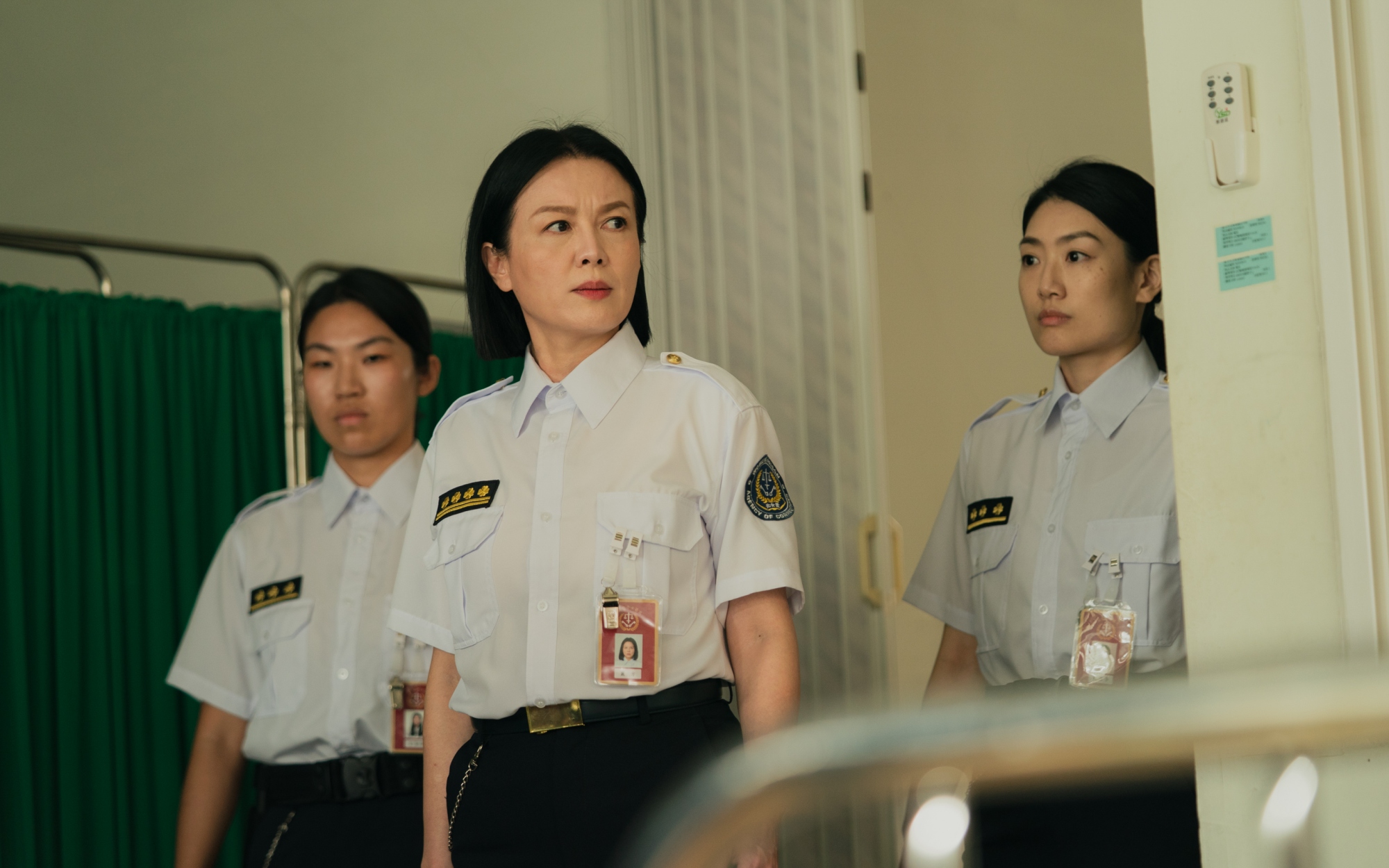 苗可麗氣勢強大，在《陽光女子合唱團》演出嚴肅的介護科科長。（圖／壹壹喜喜提供）