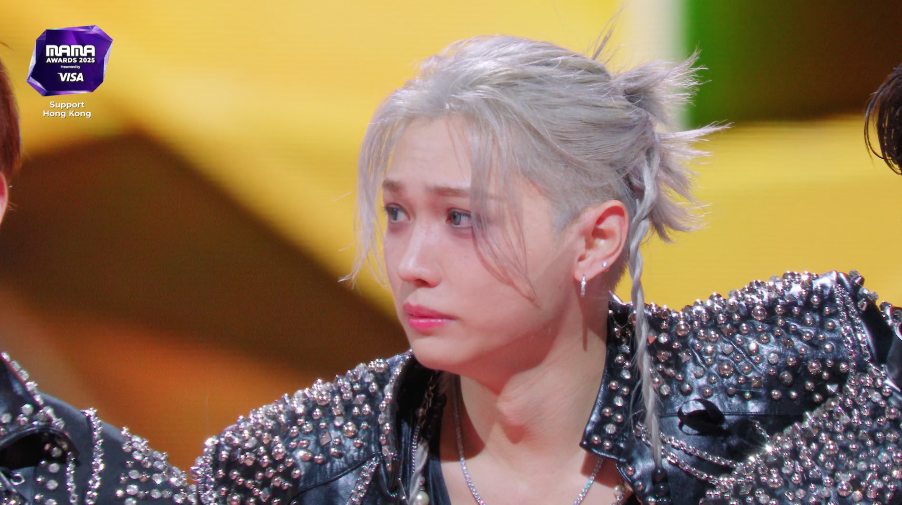 Stray Kids成員FELIX忍不住落淚。(圖/翻攝自Mnet)