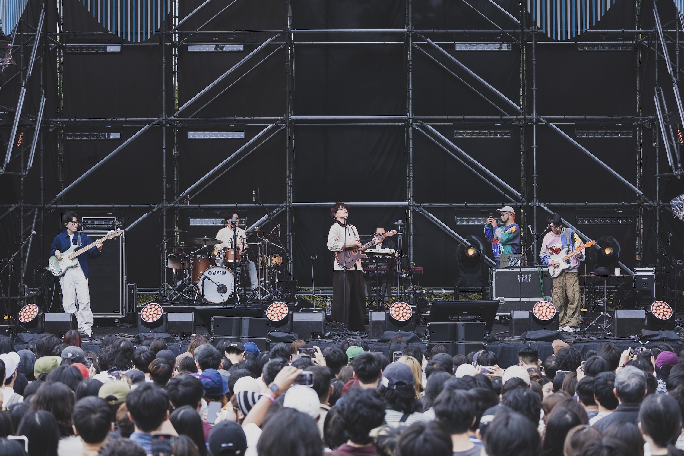 黃宣翻唱了方大同的〈歌手與模特兒〉,現場氣氛溫馨。(圖/簡單生活節提供)