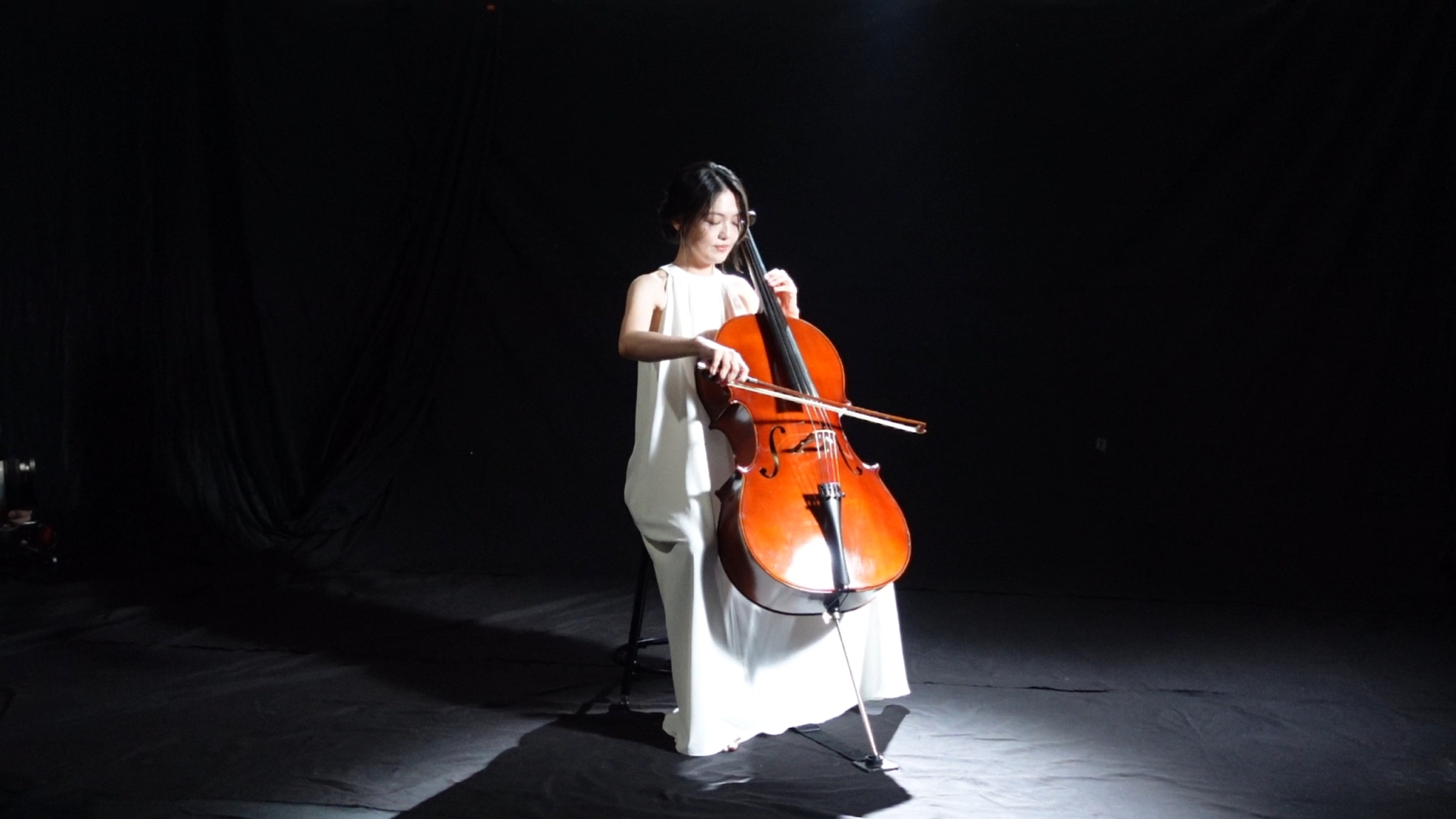 蜜雪花了快一年的時間密集練習大提琴，就只為了能完美拉出最想表達的情緒。（圖／ 唱戲世界娛樂提供）