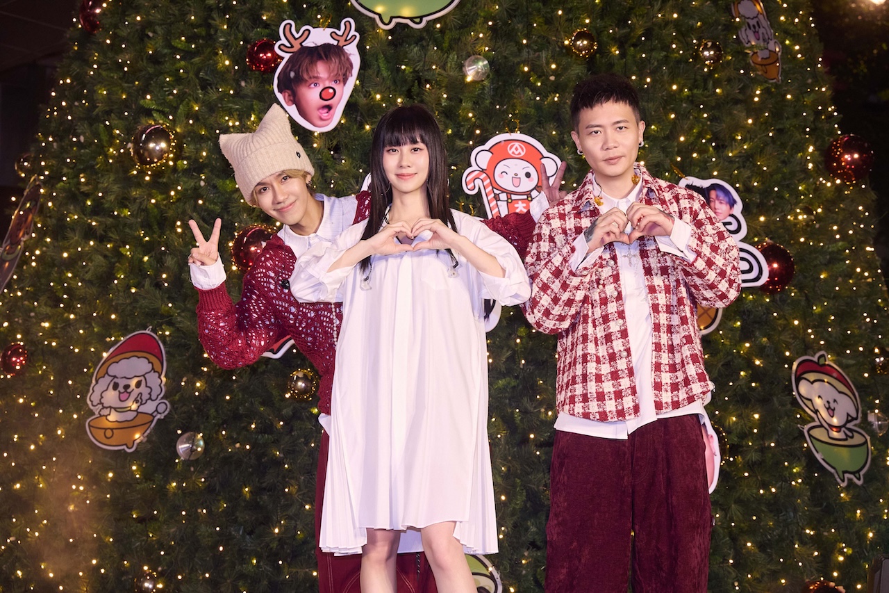 鼓鼓（左起）、白安、蕭秉治參與點燈儀式。（圖／相信音樂提供）