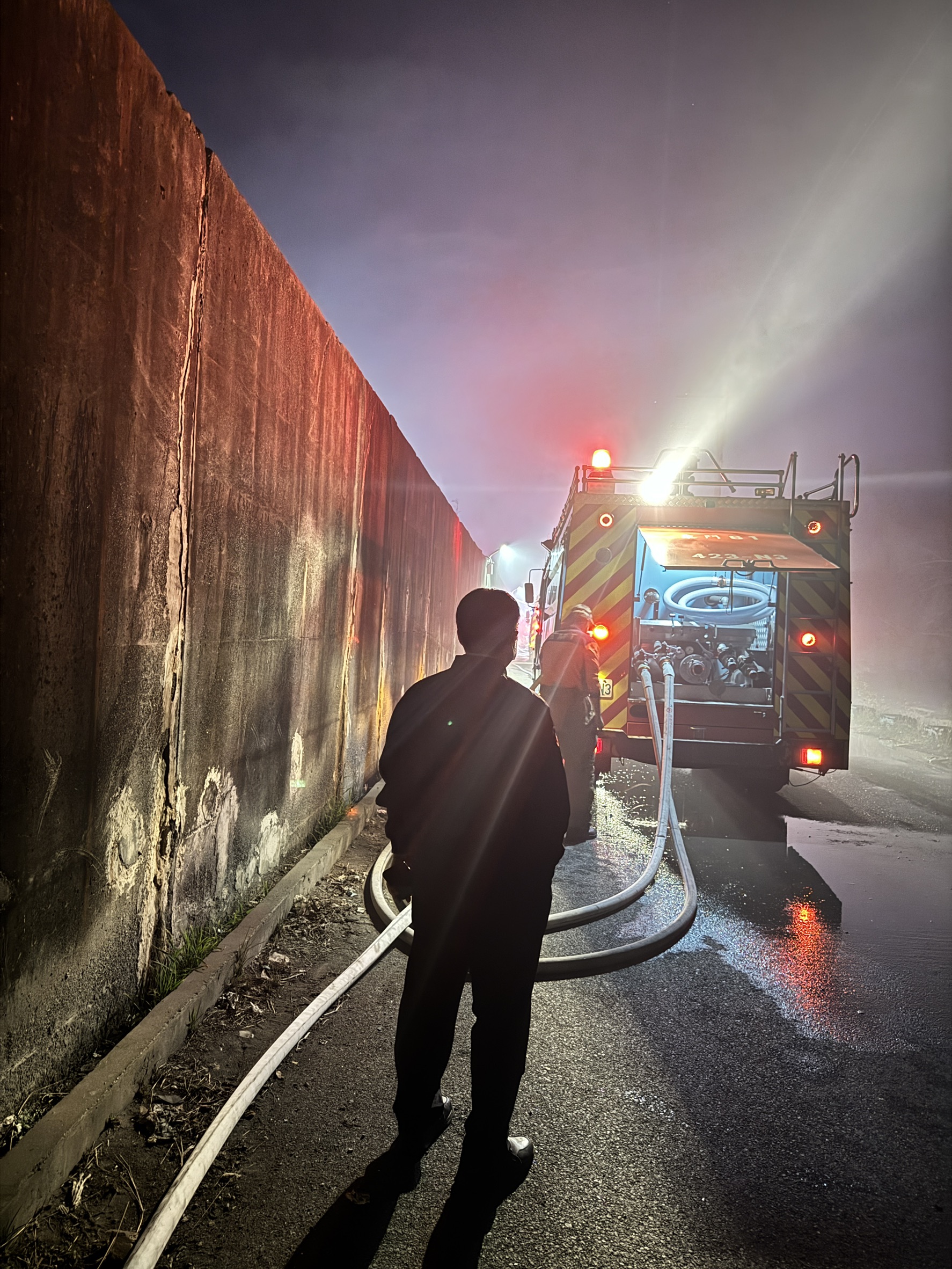 台南市長黃偉哲接獲通知後立即趕赴火災現場。（圖／臺南市政府提供）