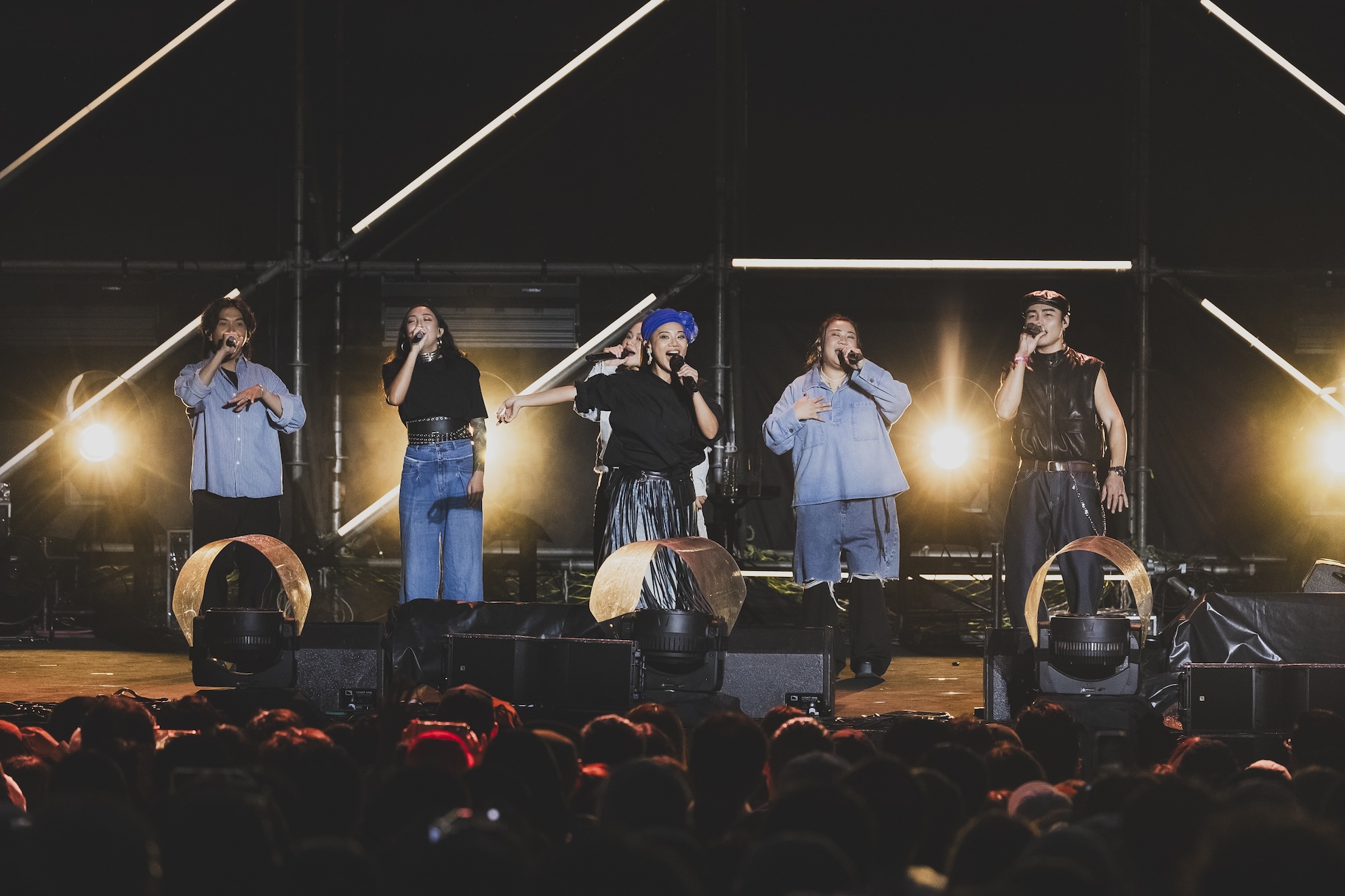 阿拉斯（左）主key的〈快樂吧〉帶著大家進入彷彿豐年祭的歡樂氛圍。（圖／簡單生活節提供）