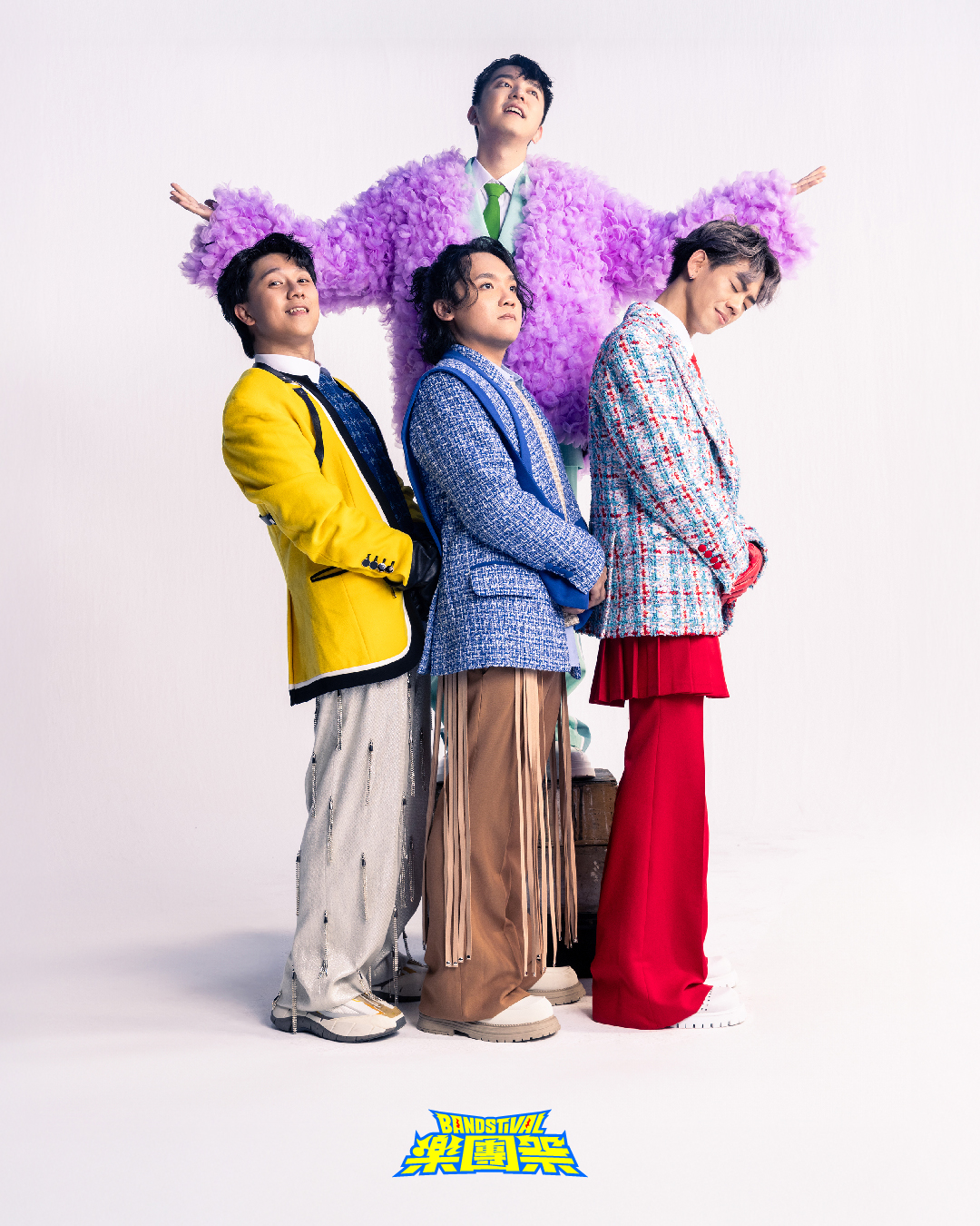 「浪漫里」魏裕銘（後）、吉他手沈裕紘（前左）、鼓手陳羿瑋（前中）、貝斯手歐易（前右）以新形象示人。（圖／康泰納仕提供）