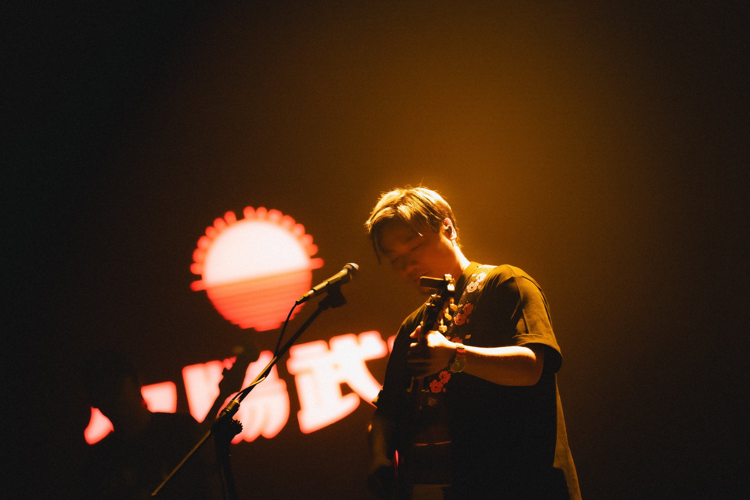 資深樂團夕陽武士，主唱兼木吉他阿峰。（圖／《樂團祭》）