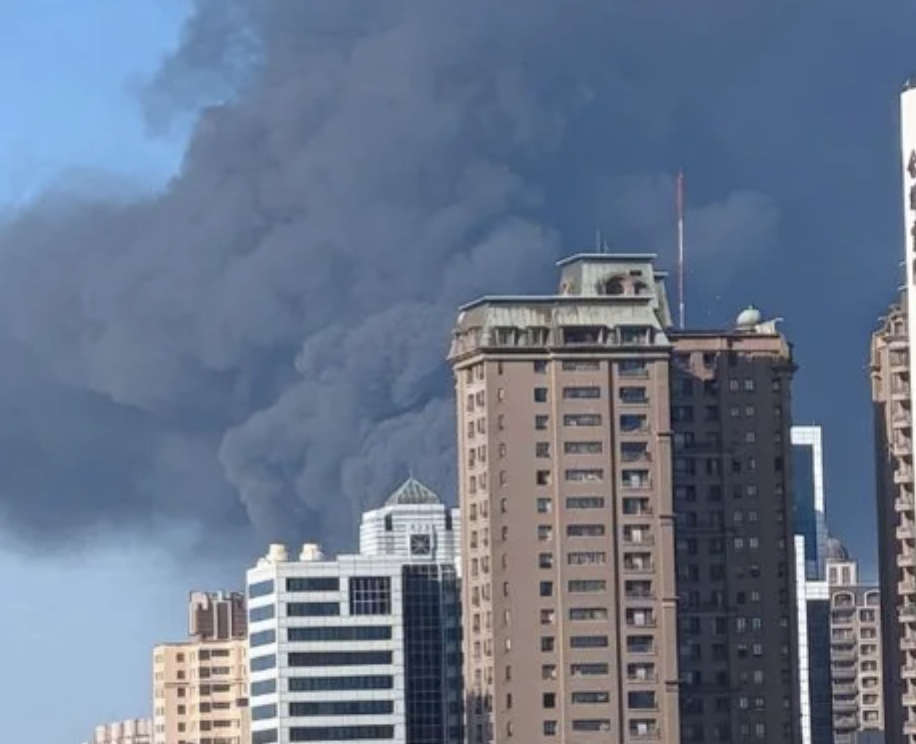 桃園大火!黑煙直竄天際。(圖/翻攝畫面)