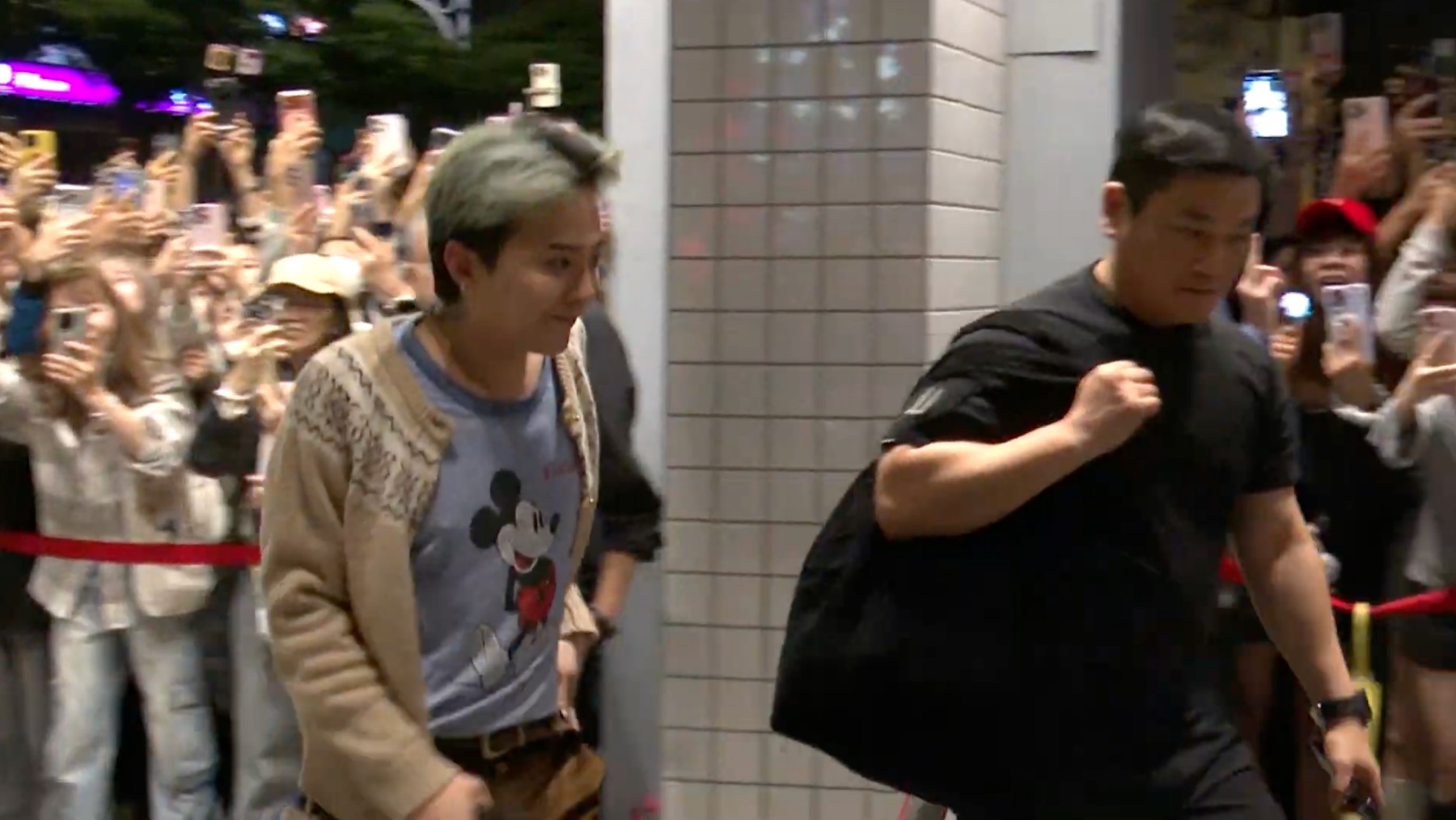 GD現身韓式烤肉餐廳,現場吸引死忠粉絲搶拍。(圖/攝影中心攝)