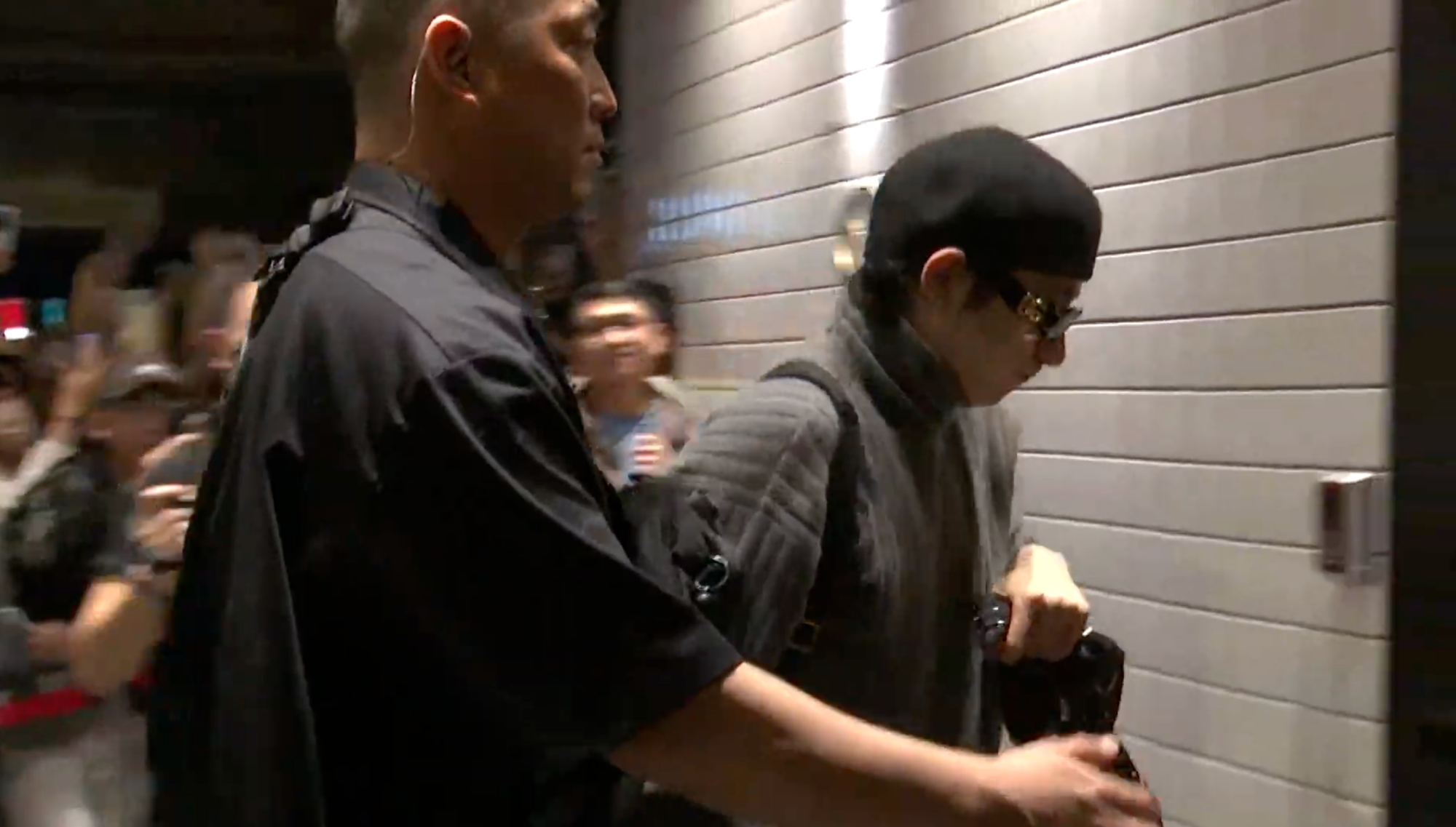 GD結束大巨蛋開唱到餐廳慶功,好友李洙赫也同行。(圖/攝影中心攝)