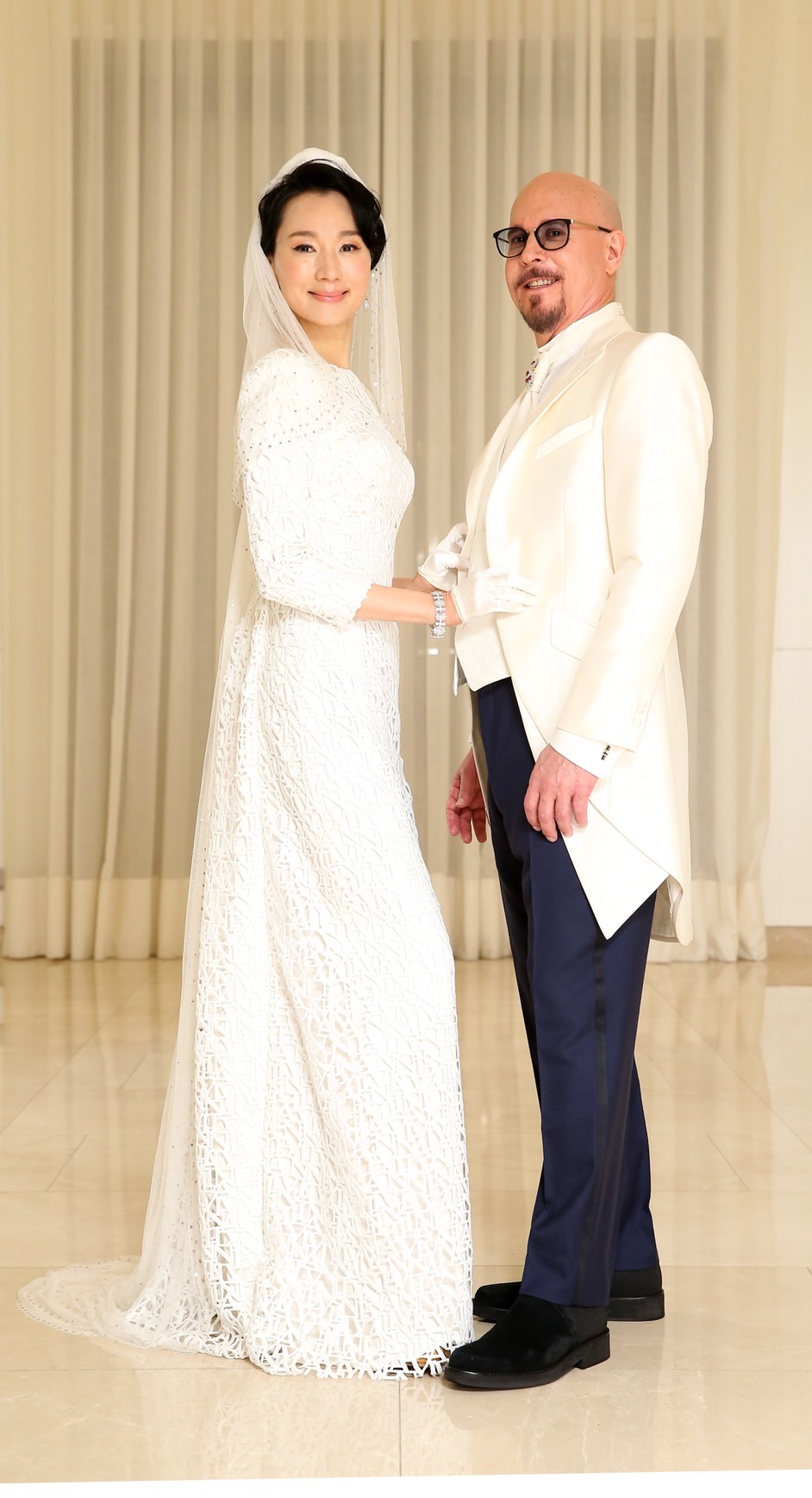 坣娜(左)與薛智偉結婚照。(圖/薛智偉、白冰冰提供)