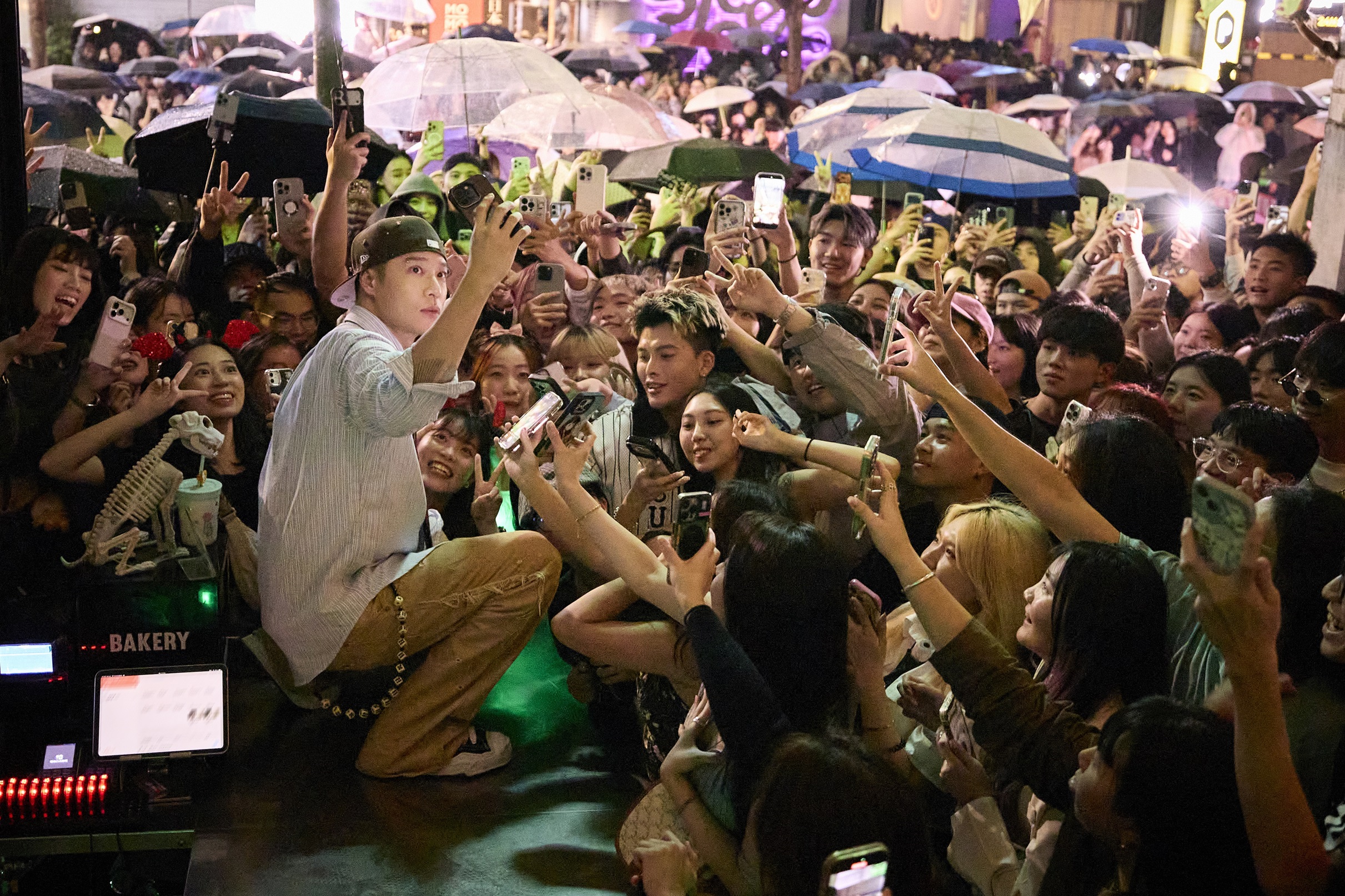 周湯豪（左）和粉絲自拍。（圖／環球音樂提供）