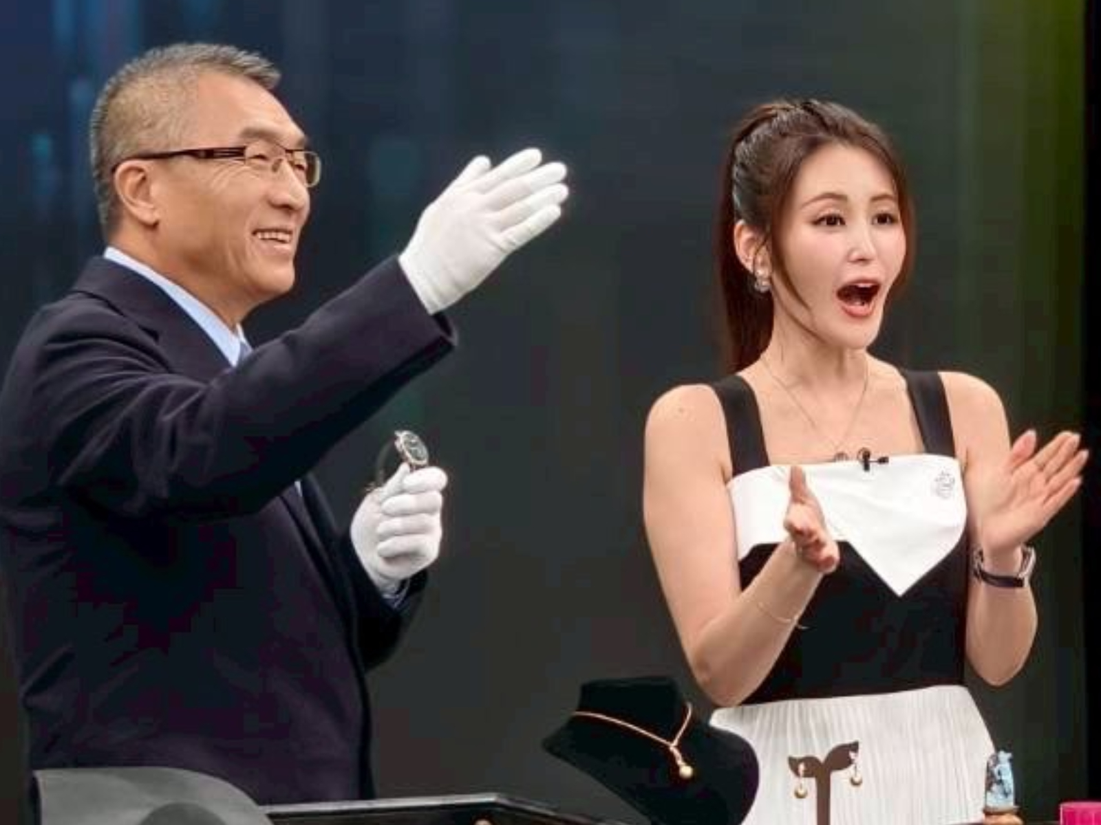 麻衣(右)聽到鑑定師開出的價格相當震驚。(圖/JET綜合台提供)